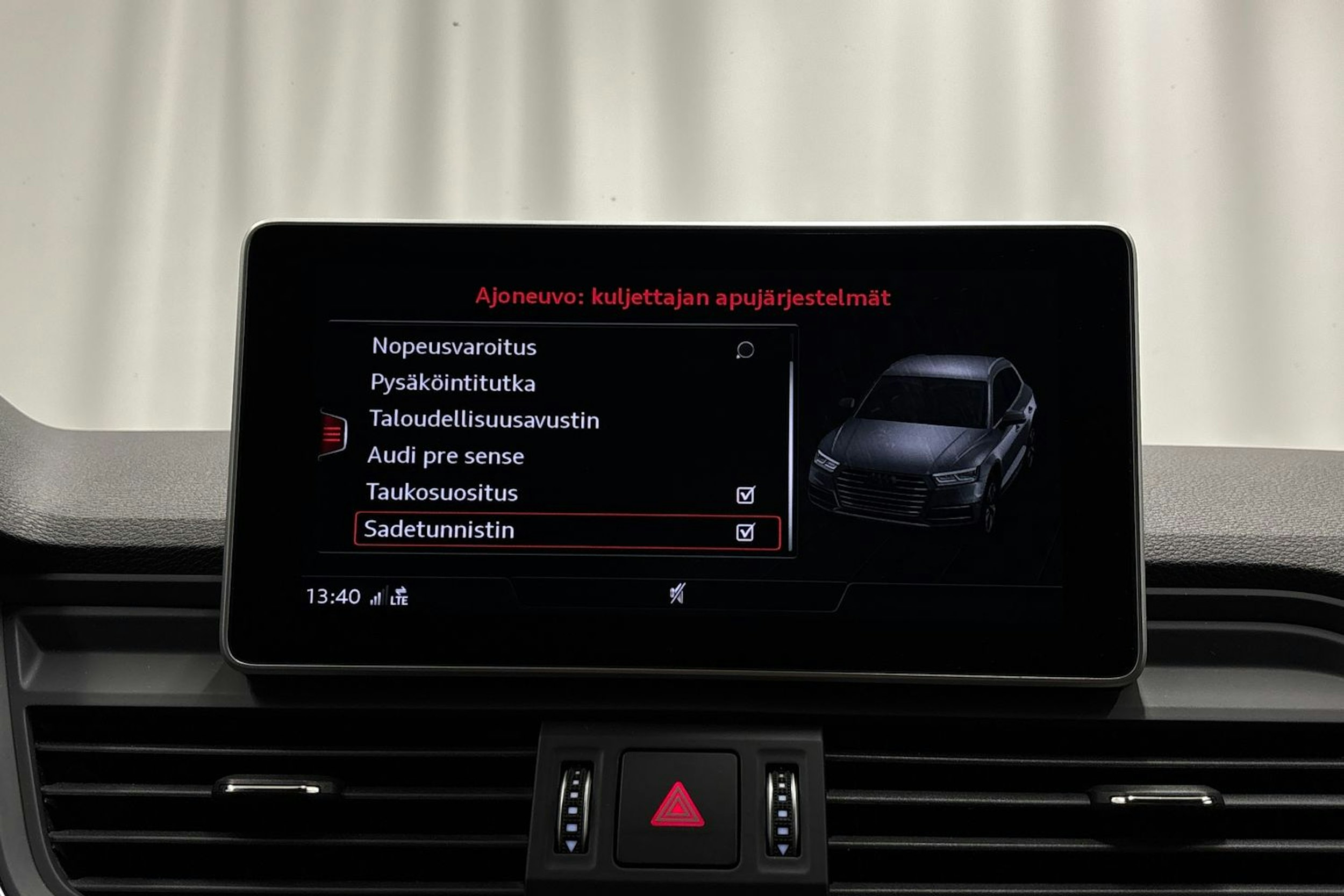 sininen Audi Q5 2020 kuva 23.