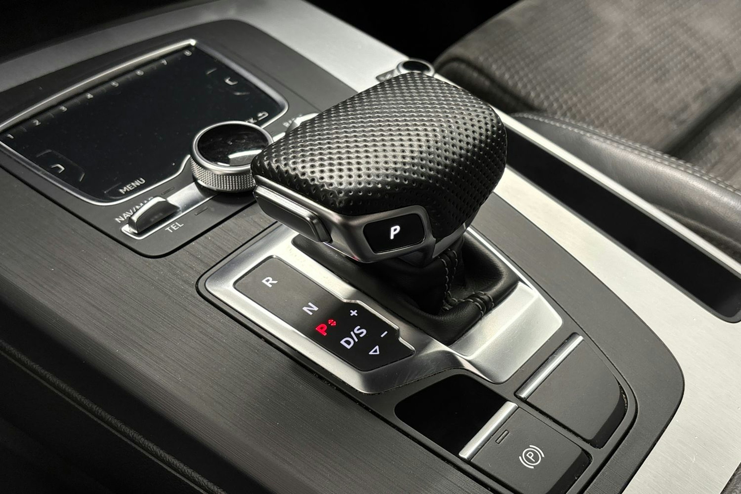 sininen Audi Q5 2020 kuva 24.