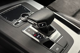 sininen Audi Q5 2020 kuva 24.