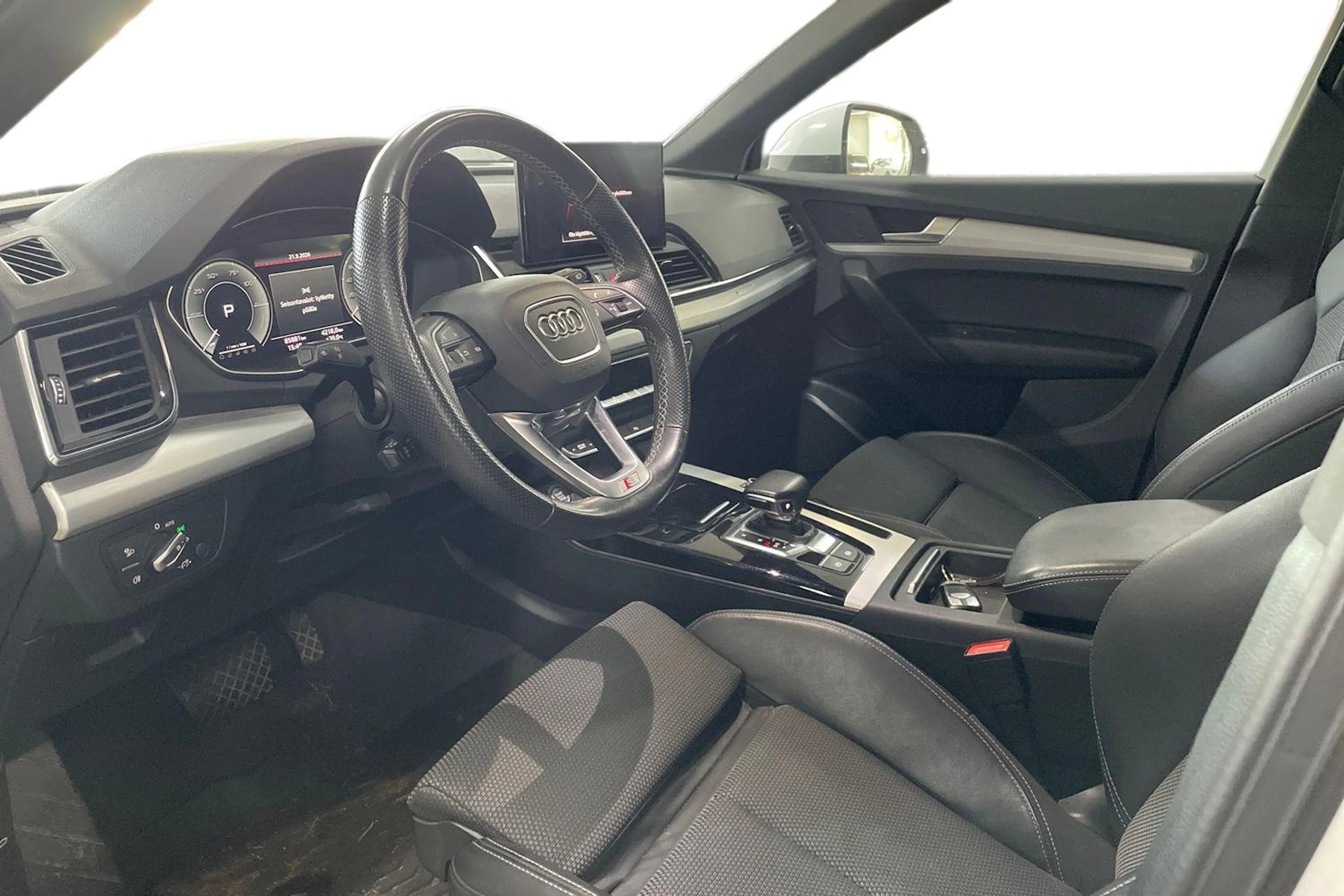 valkoinen Audi Q5 2021 kuva 3.