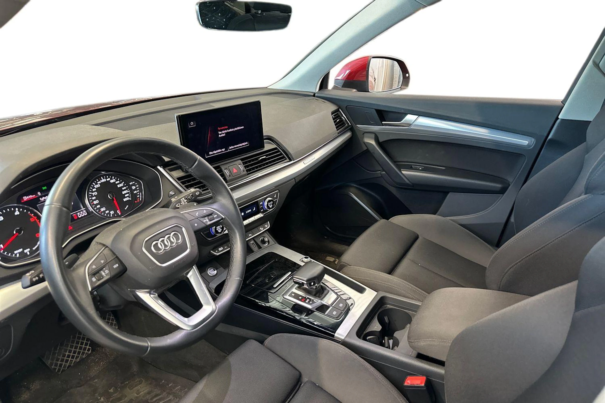 Punainen Audi Q5 2021 kuva 3.