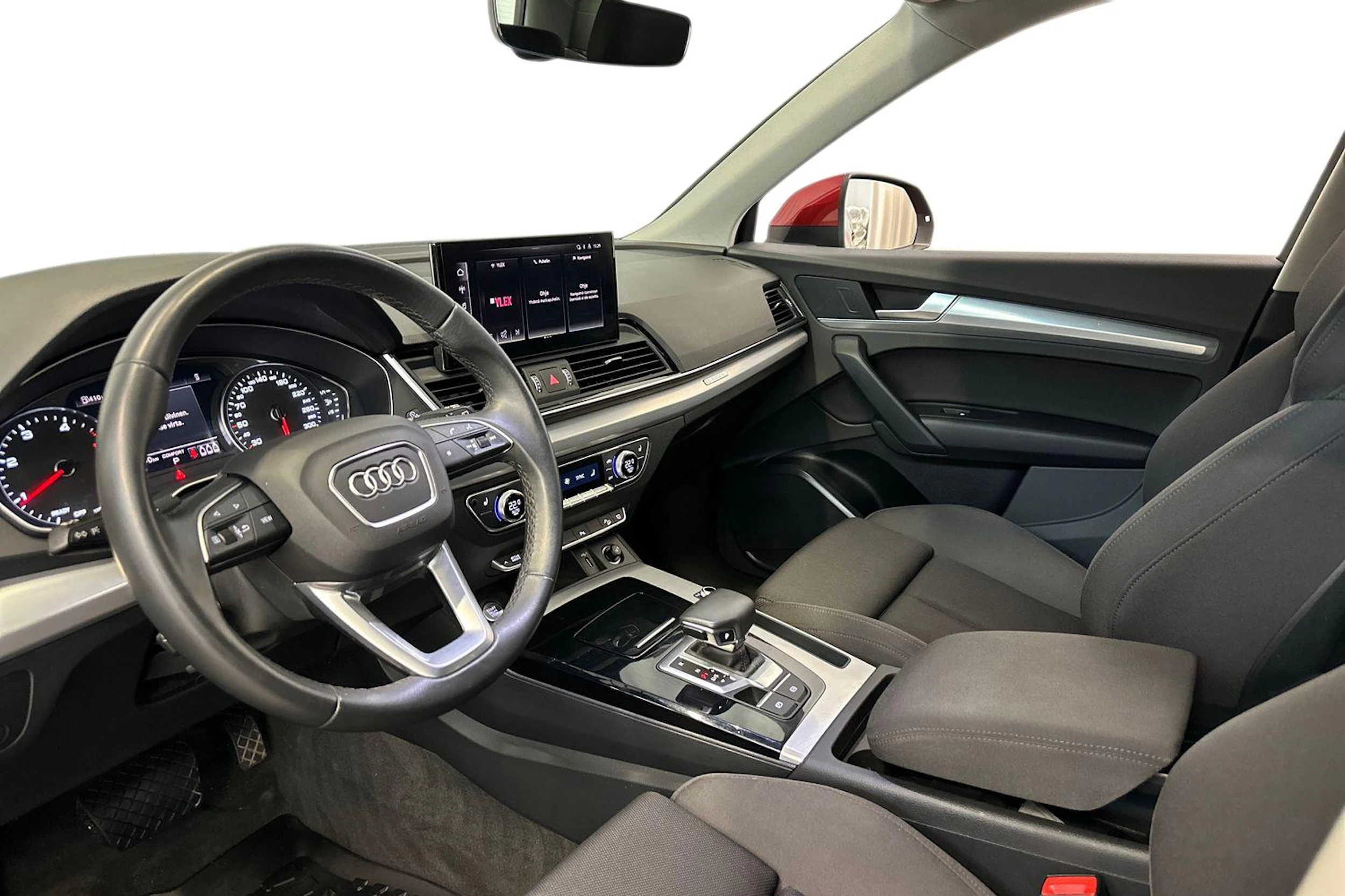 Punainen Audi Q5 2021 kuva 6.