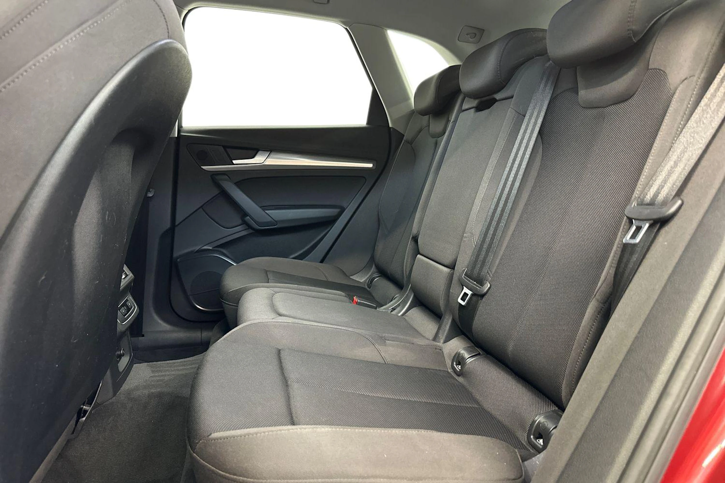 Punainen Audi Q5 2021 kuva 8.