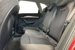 Punainen Audi Q5 2021 kuva 8.