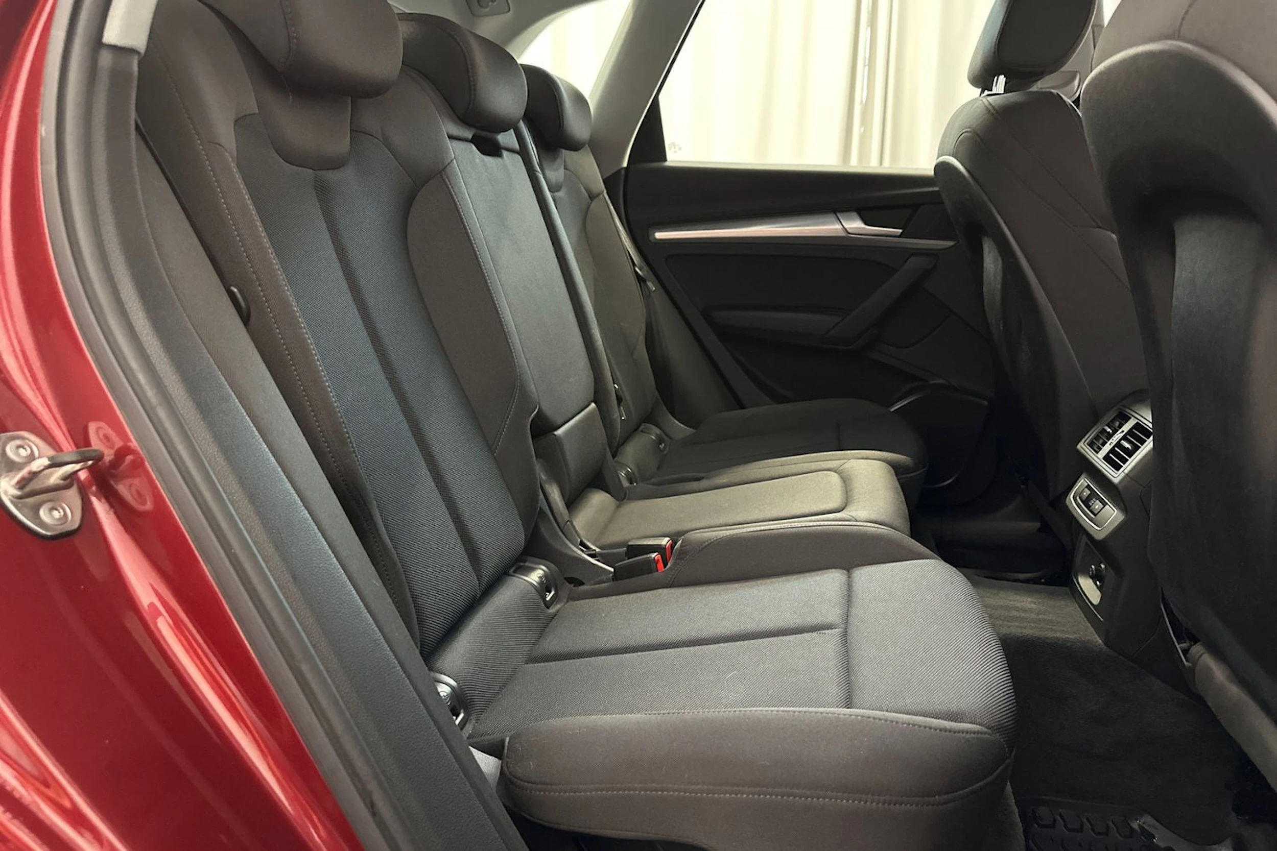 Punainen Audi Q5 2021 kuva 10.
