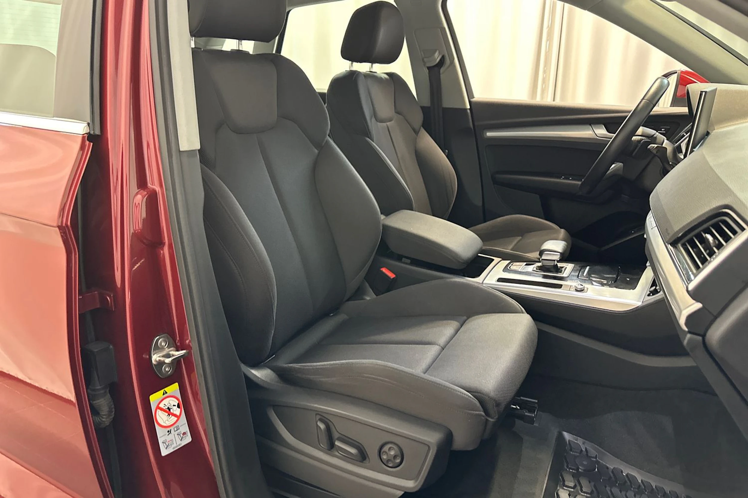 Punainen Audi Q5 2021 kuva 11.