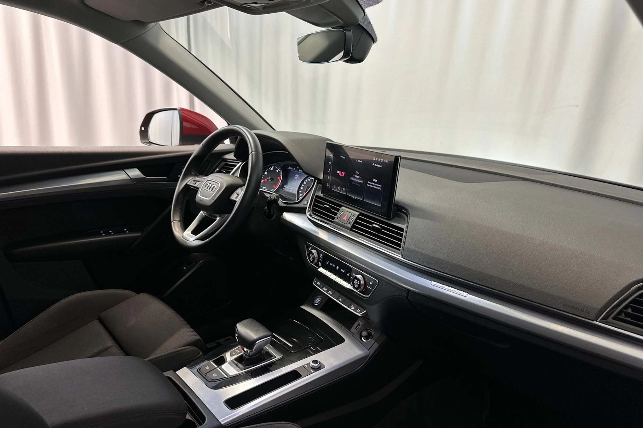 Punainen Audi Q5 2021 kuva 12.