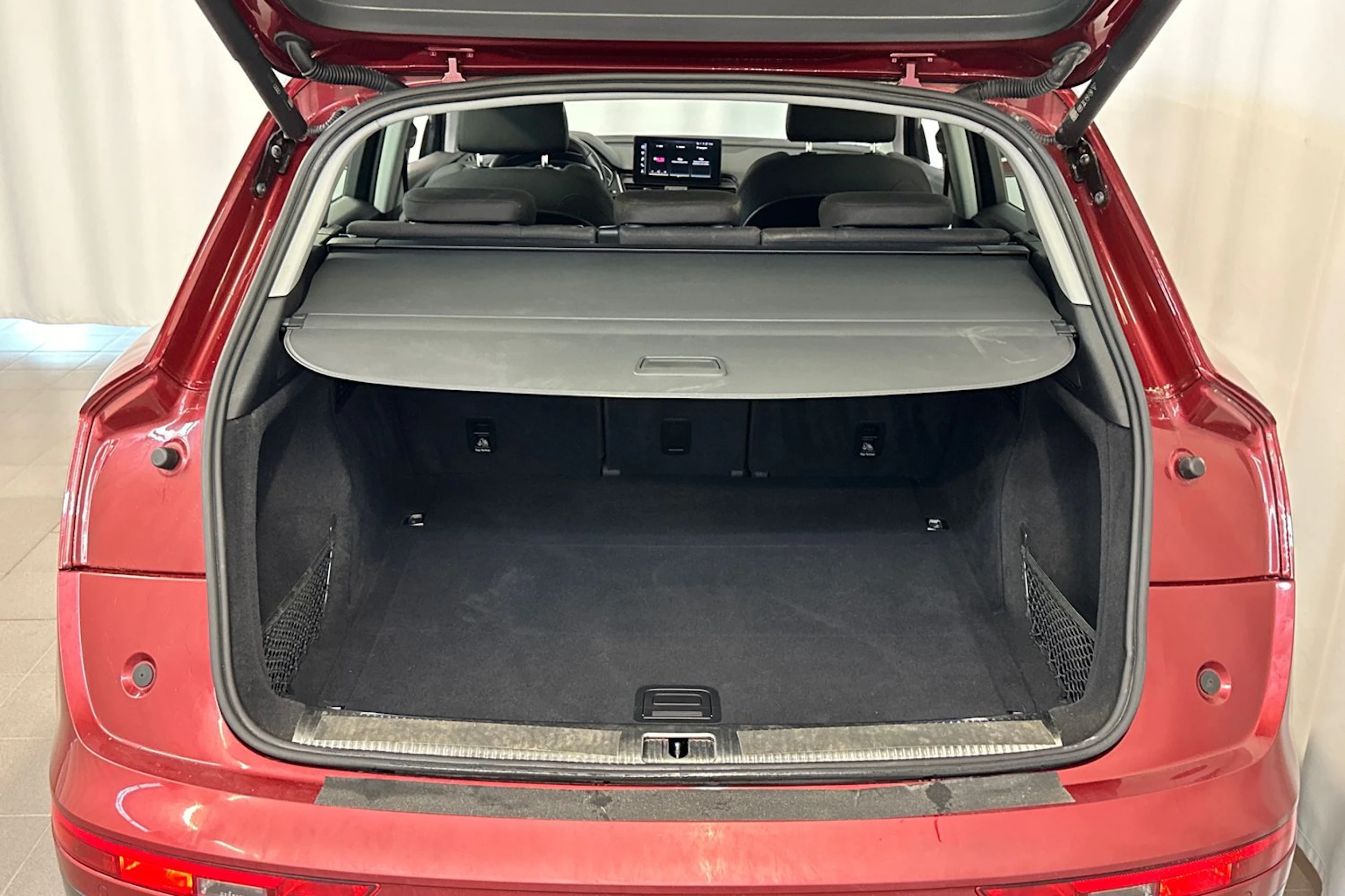 Punainen Audi Q5 2021 kuva 13.