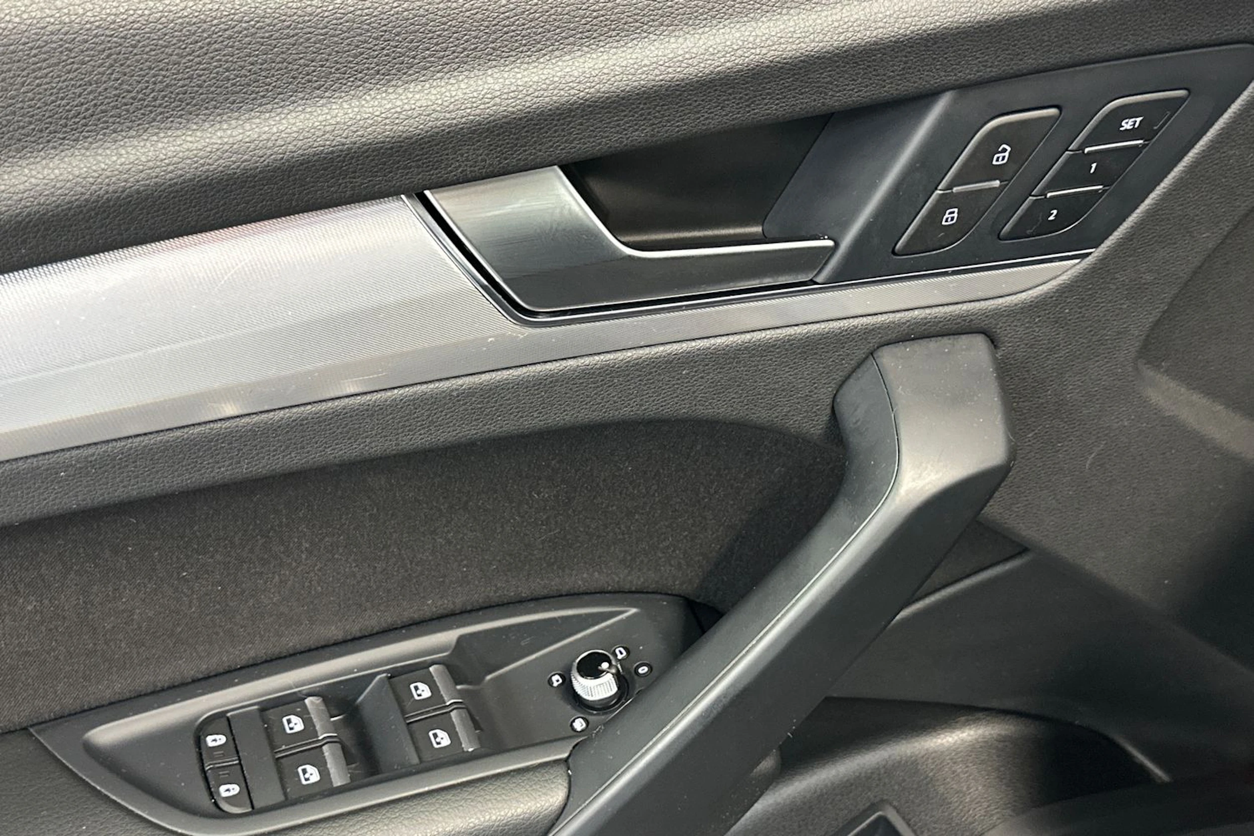 Punainen Audi Q5 2021 kuva 16.