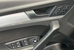 Punainen Audi Q5 2021 kuva 16.