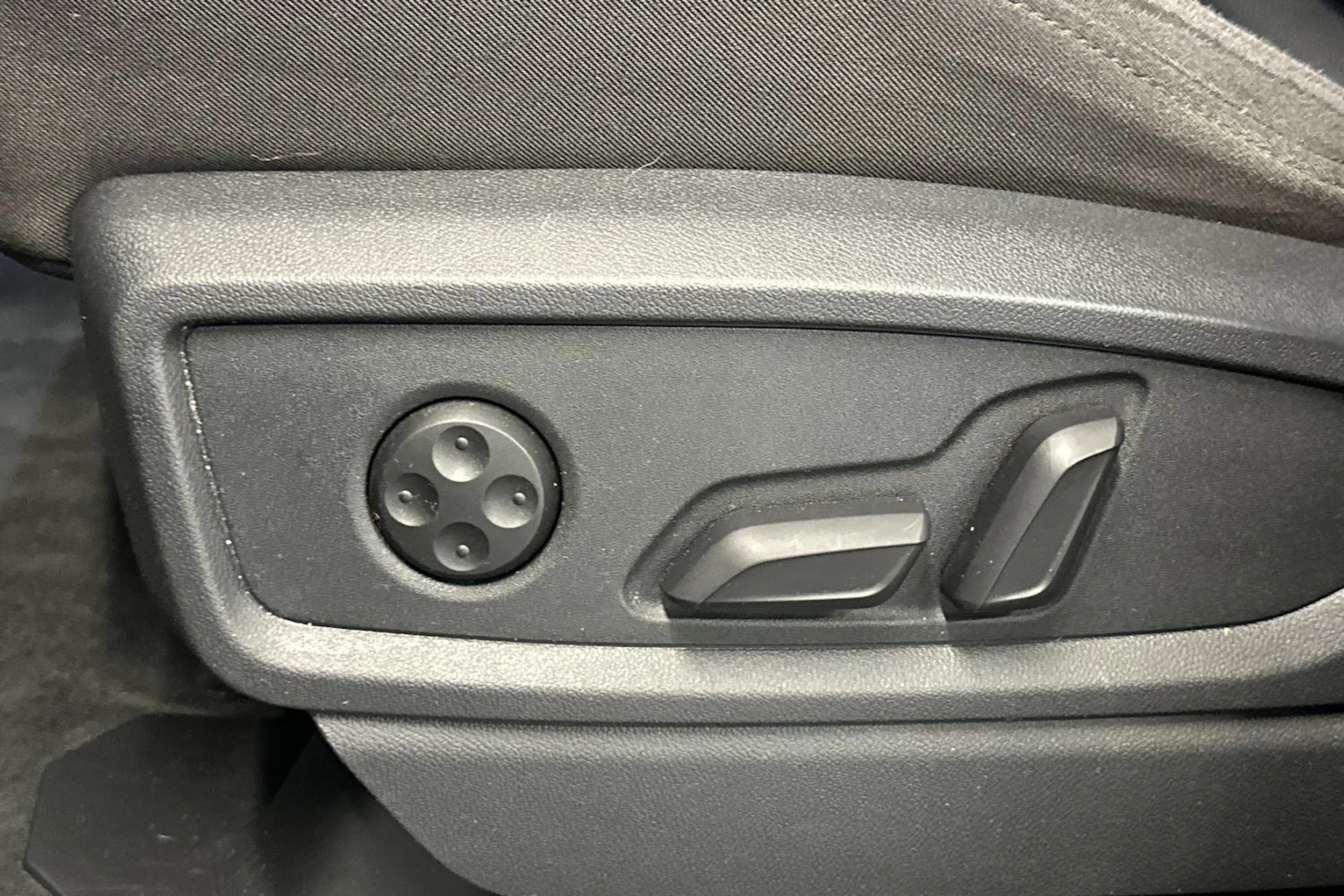 Punainen Audi Q5 2021 kuva 17.
