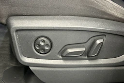 Punainen Audi Q5 2021 kuva 17.