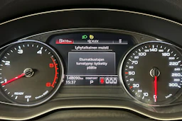 Punainen Audi Q5 2021 kuva 22.