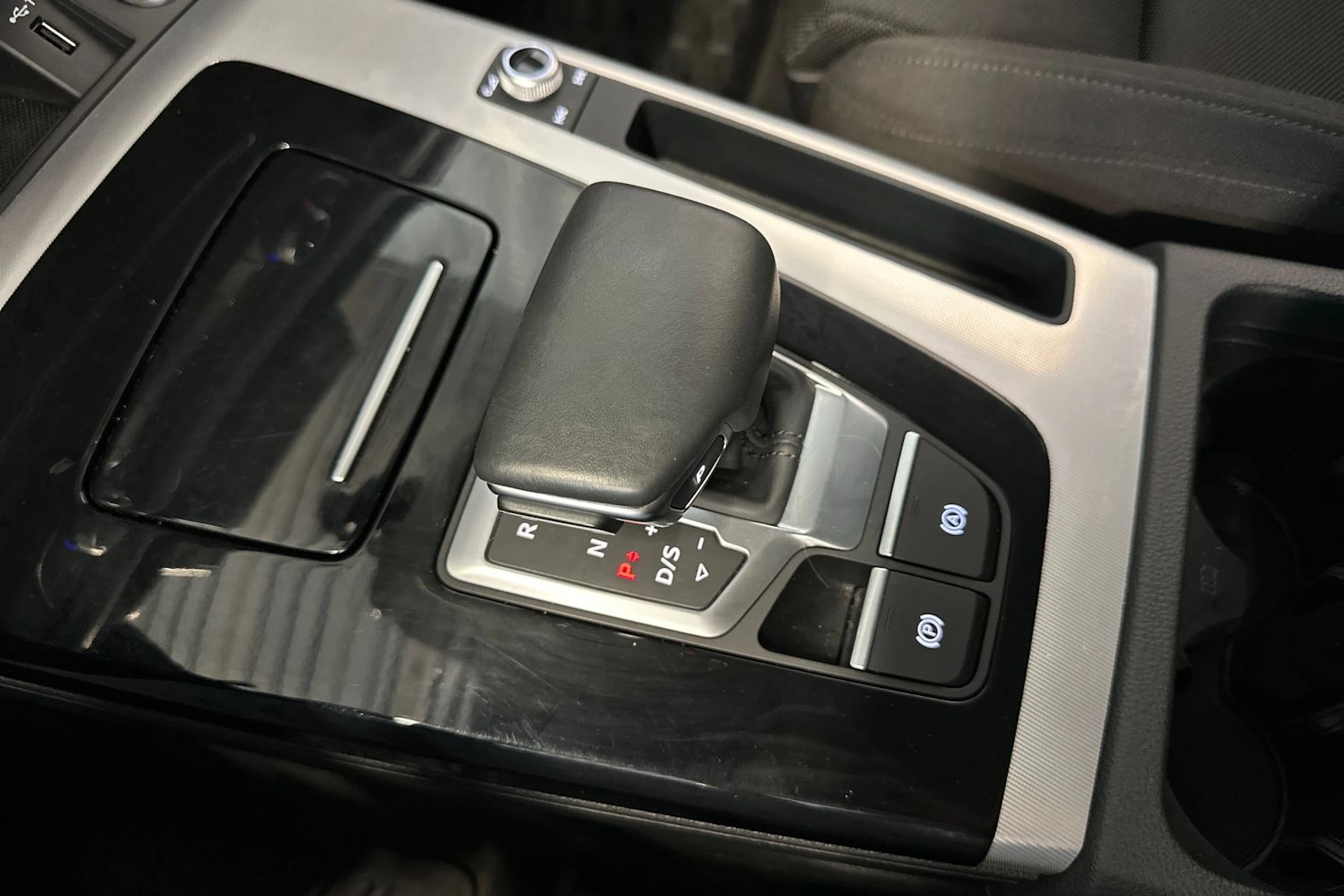 Punainen Audi Q5 2021 kuva 23.