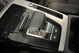 Punainen Audi Q5 2021 kuva 23.