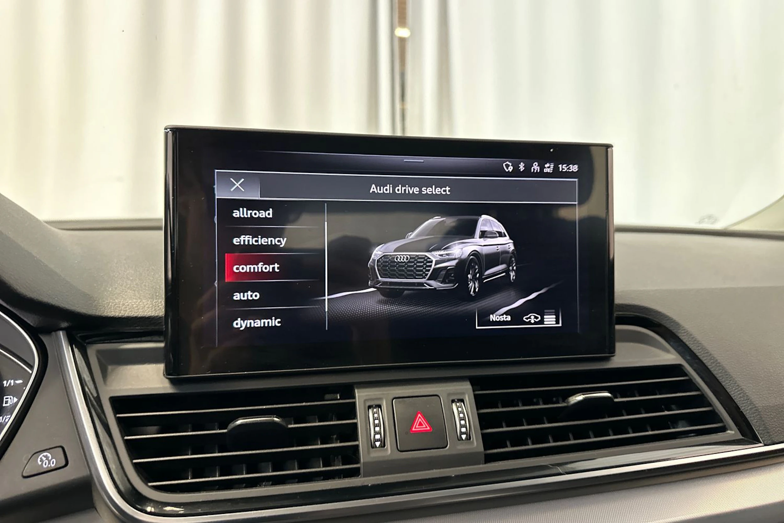 Punainen Audi Q5 2021 kuva 27.