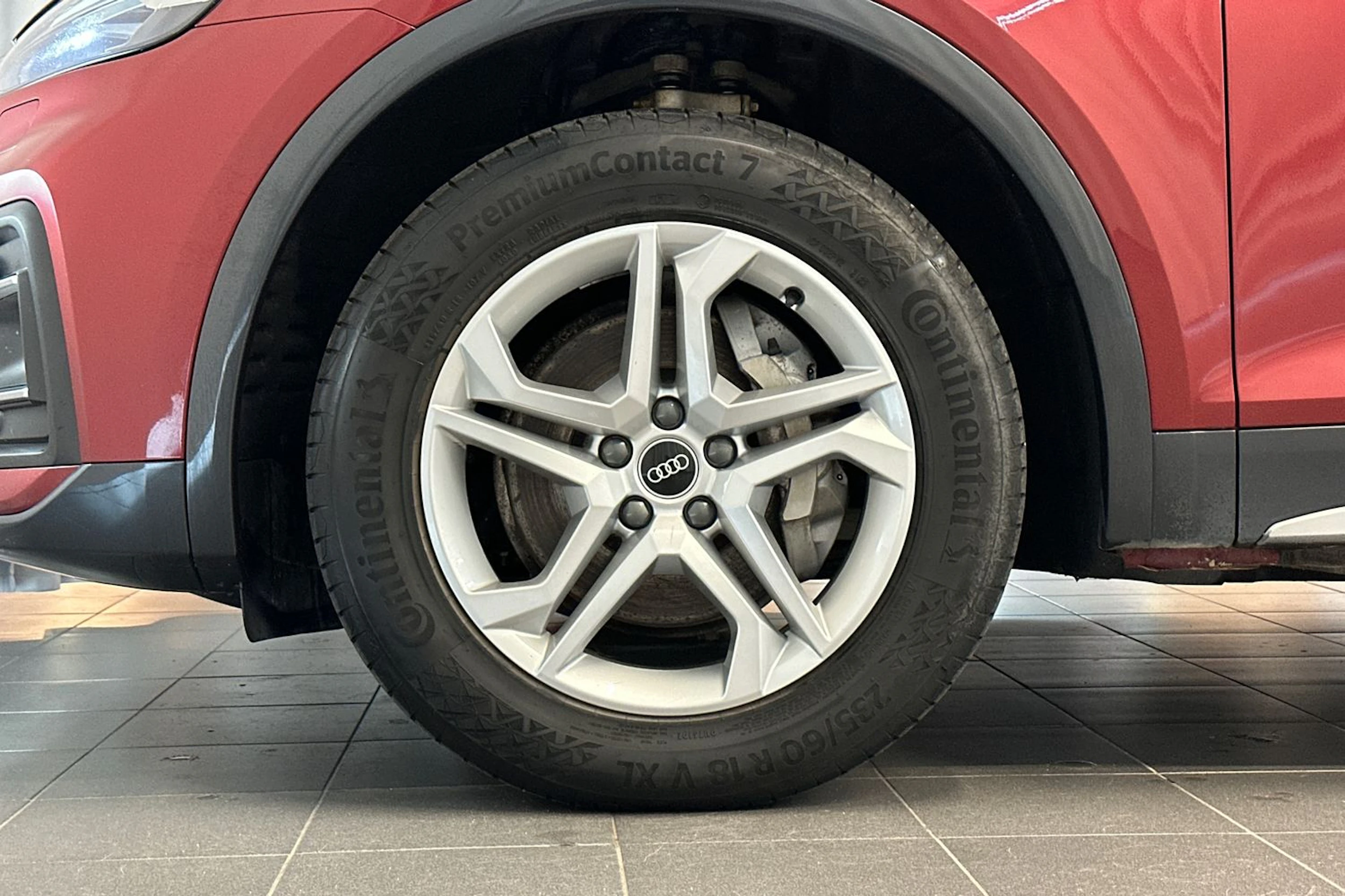 Punainen Audi Q5 2021 kuva 28.
