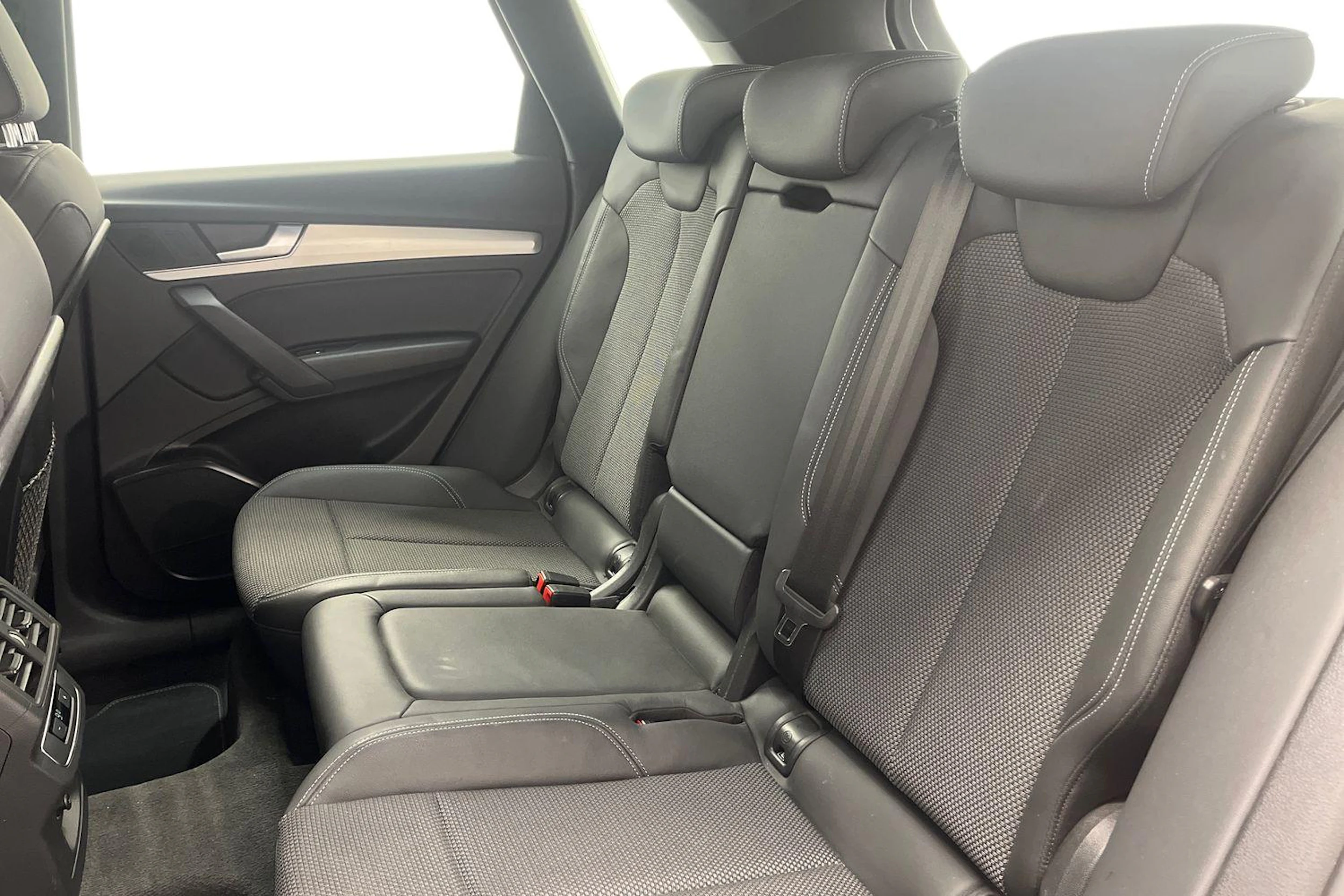 met. musta Audi Q5 2021 kuva 8.