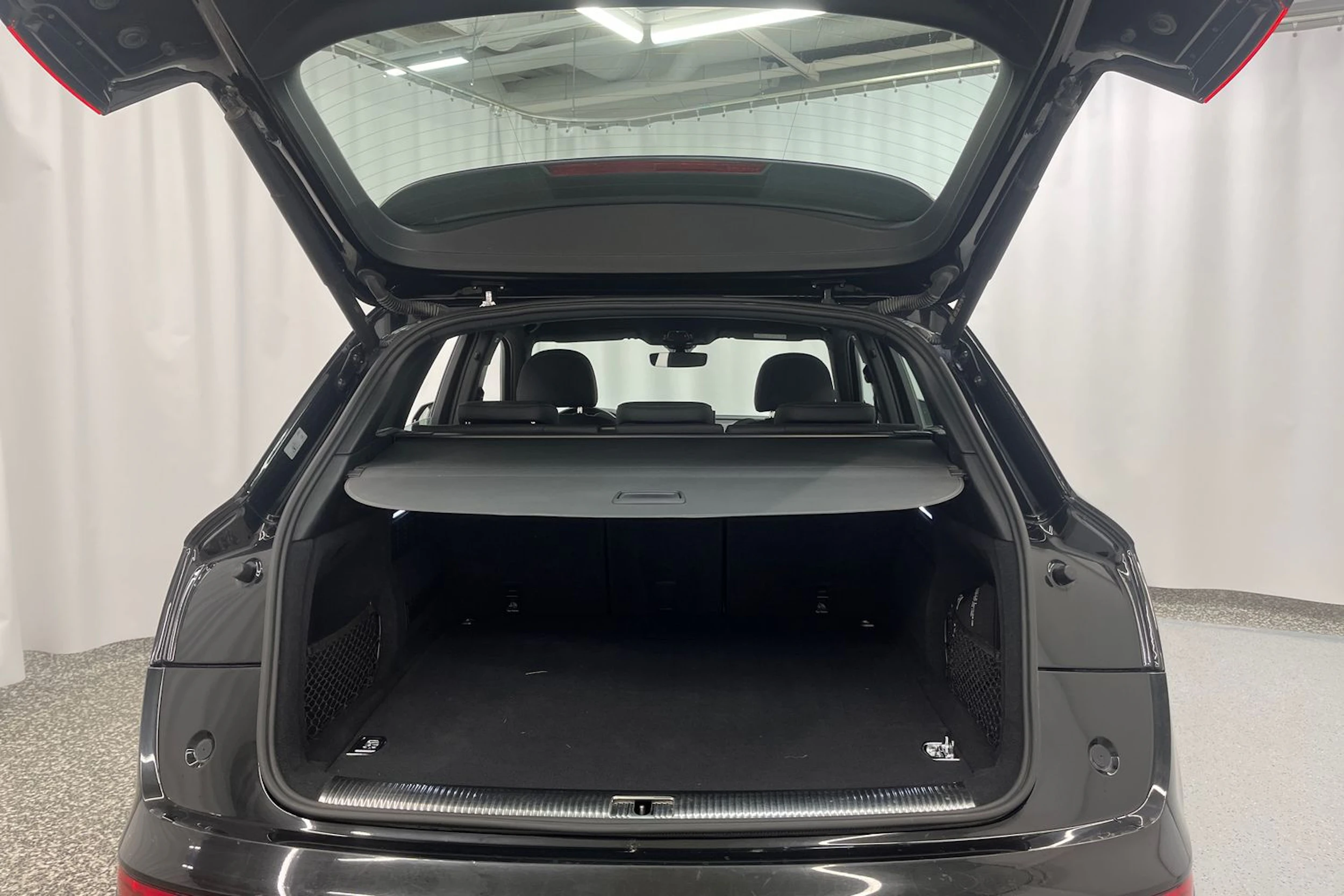 met. musta Audi Q5 2021 kuva 11.