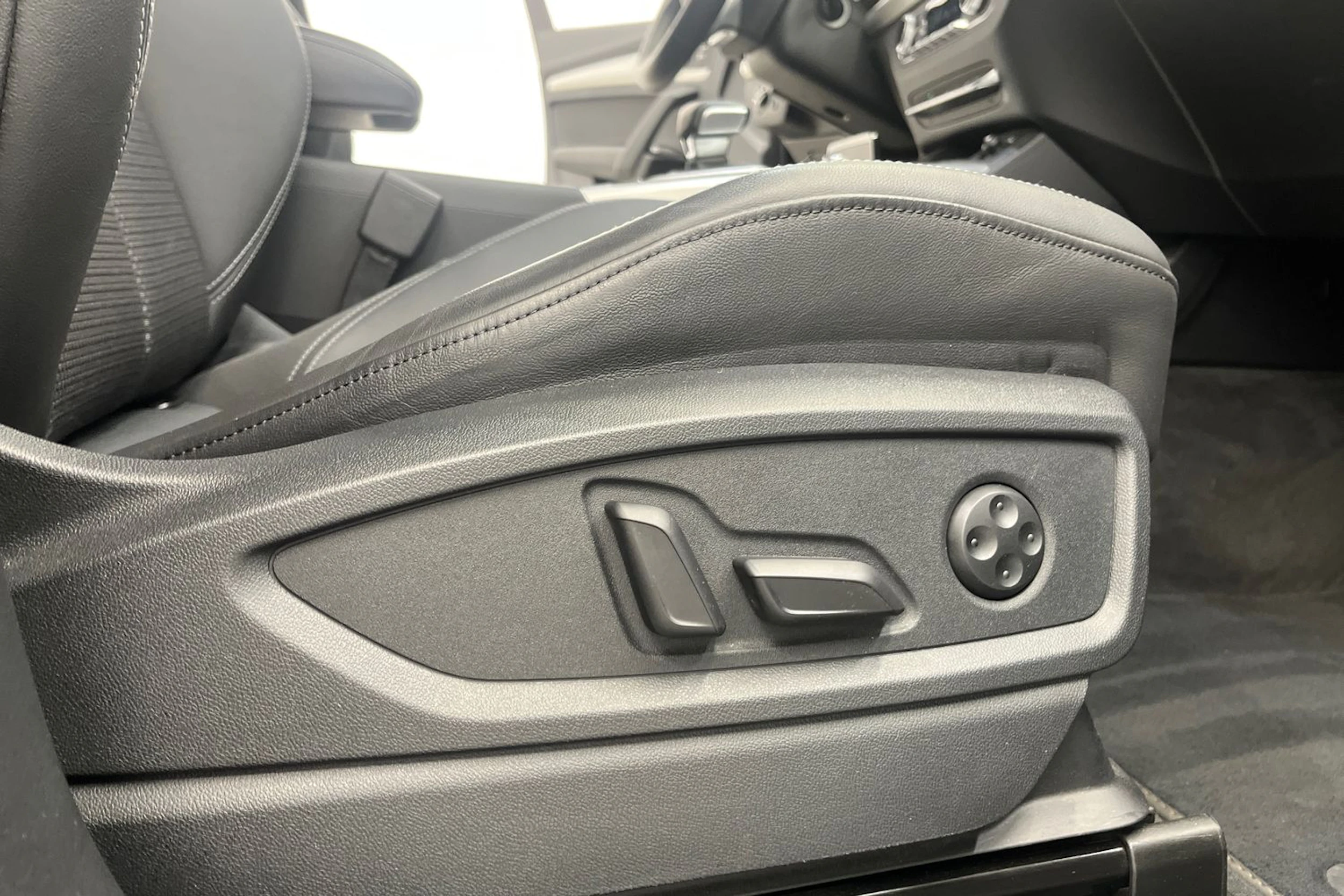 met. musta Audi Q5 2021 kuva 16.
