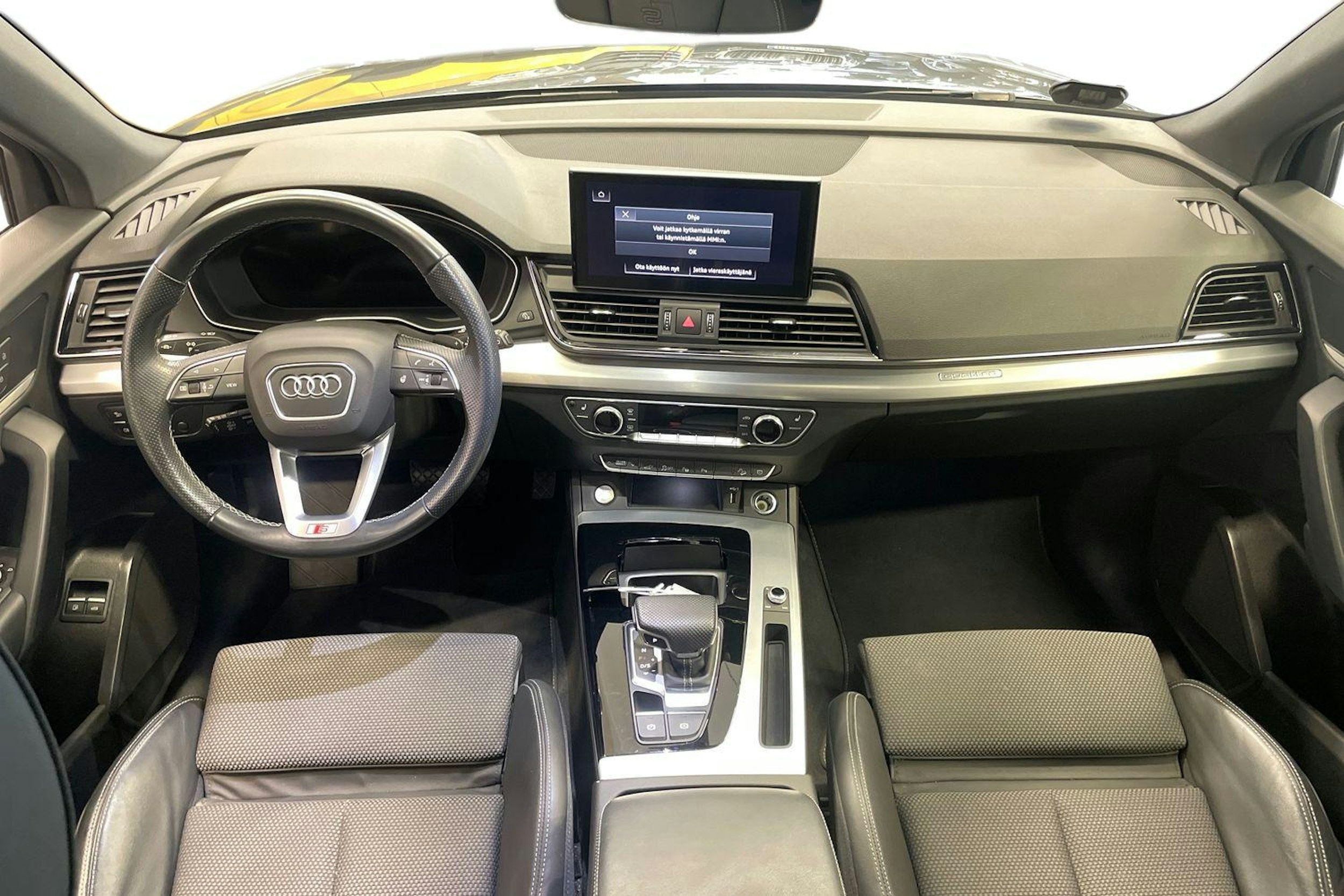 Harmaa Audi Q5 2021 kuva 9.