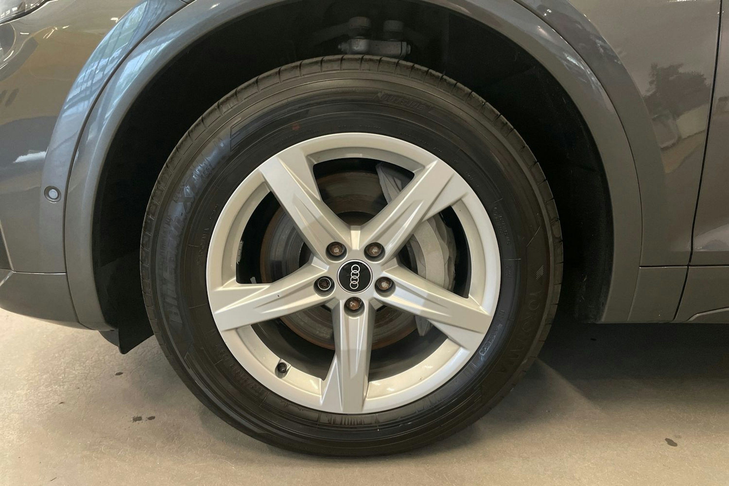 Harmaa Audi Q5 2021 kuva 11.