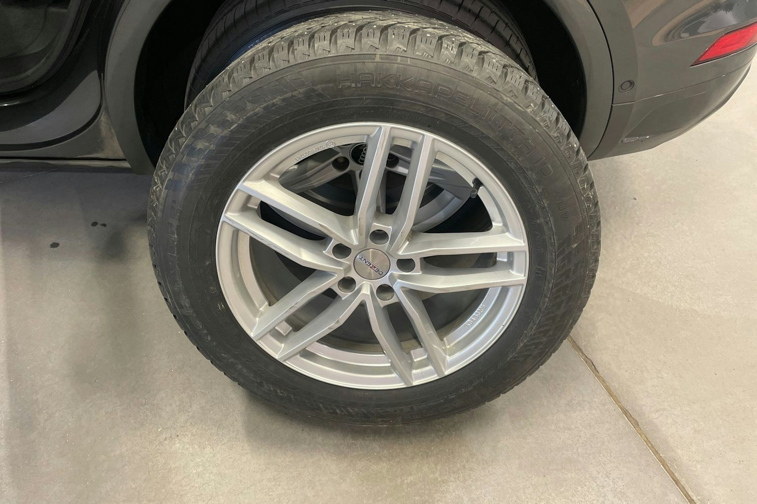 Harmaa Audi Q5 2021 kuva 13.