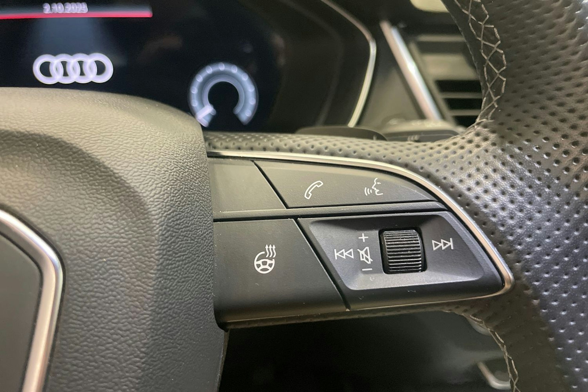 Harmaa Audi Q5 2021 kuva 18.