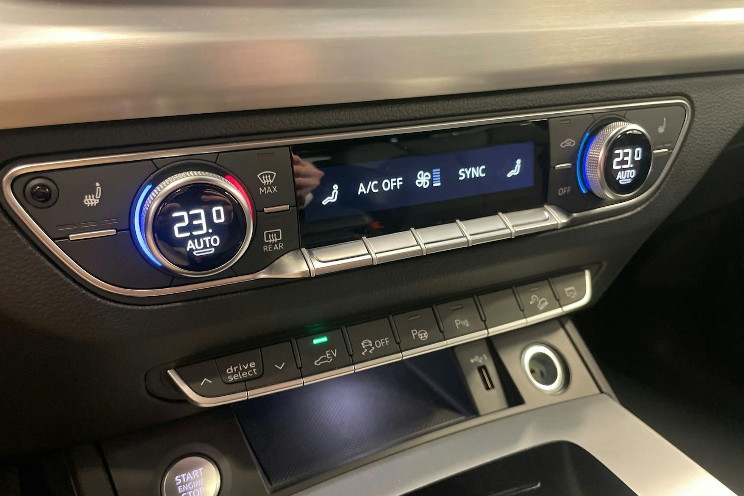 Harmaa Audi Q5 2021 kuva 19.
