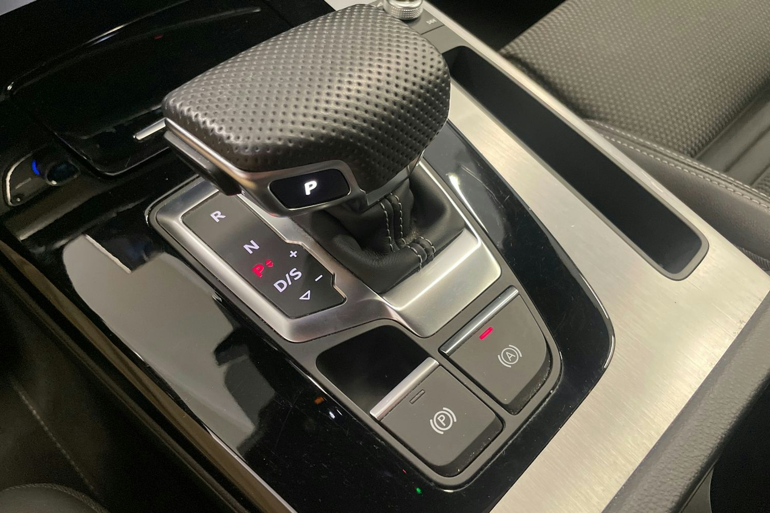 Harmaa Audi Q5 2021 kuva 22.