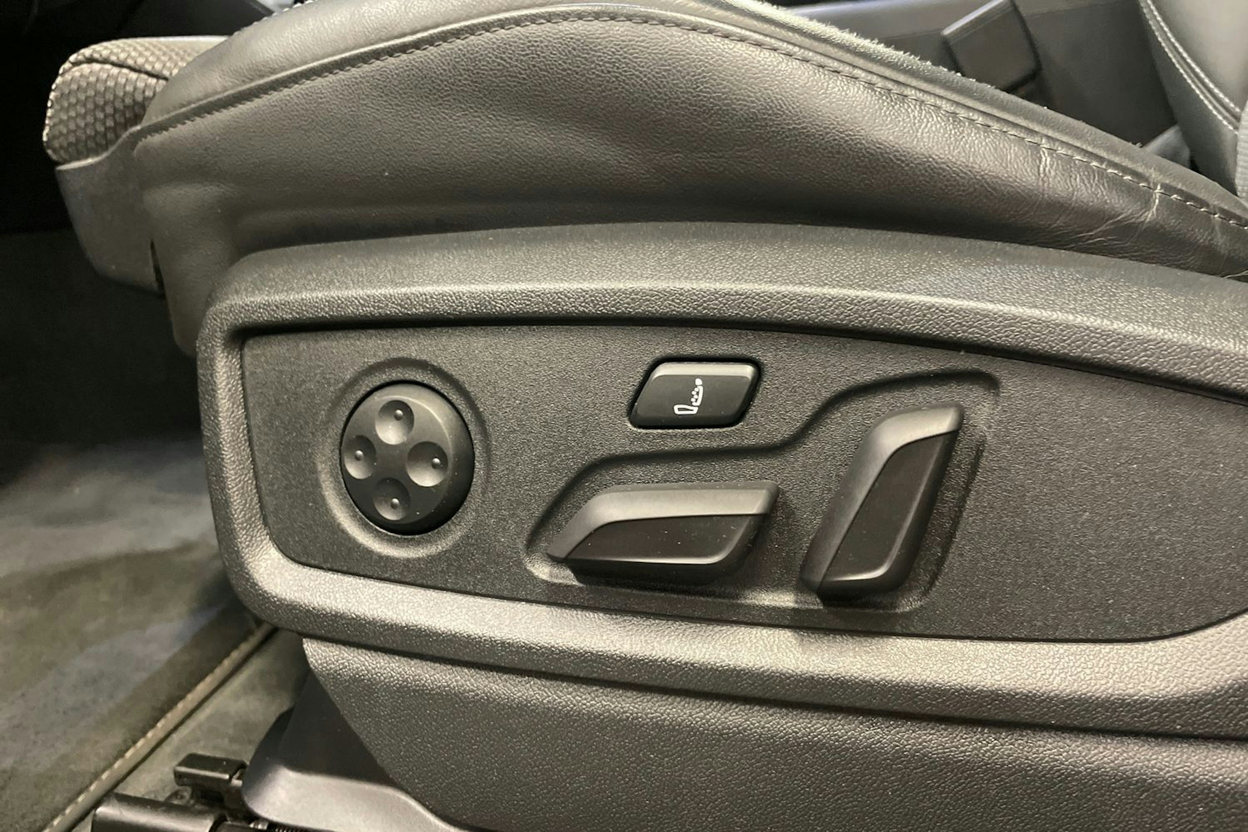 Harmaa Audi Q5 2021 kuva 23.