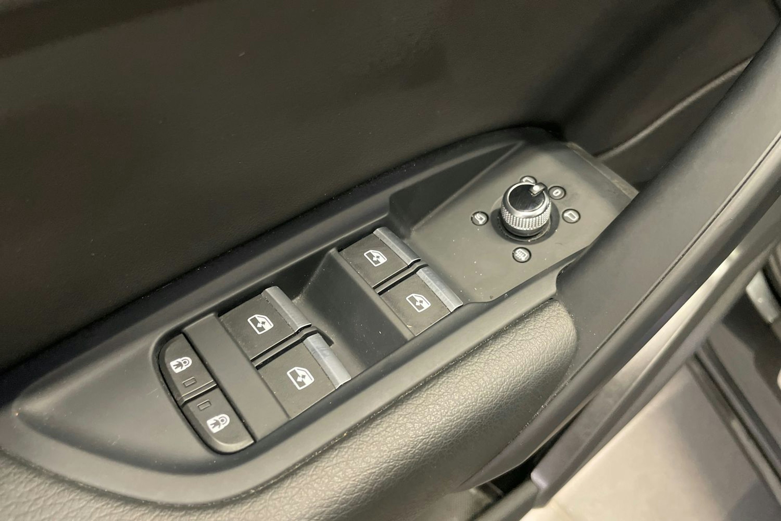 Harmaa Audi Q5 2021 kuva 24.