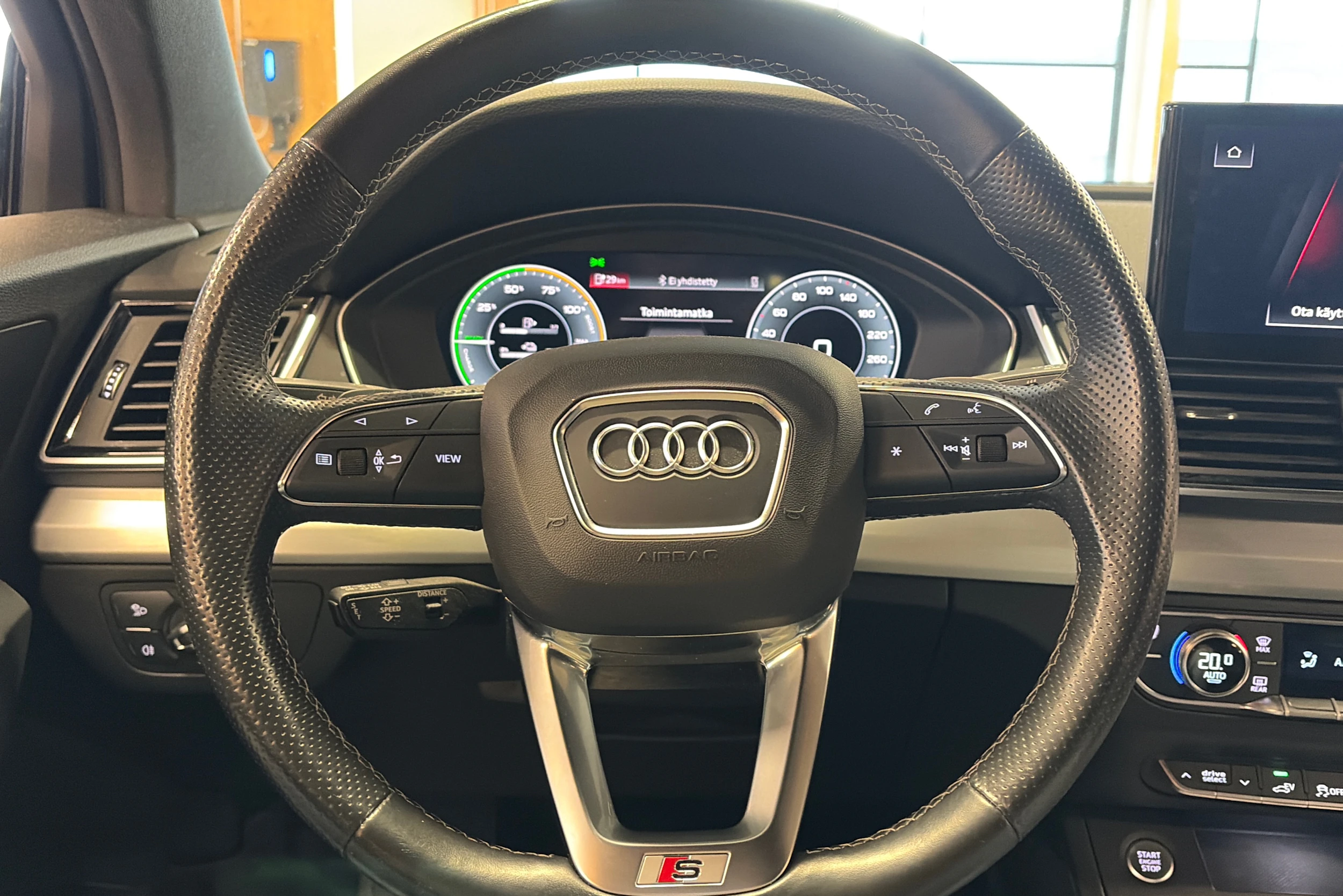 sininen Audi Q5 2021 kuva 4.