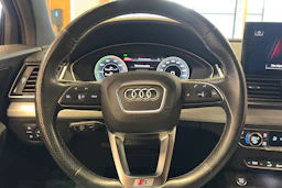 sininen Audi Q5 2021 kuva 4.