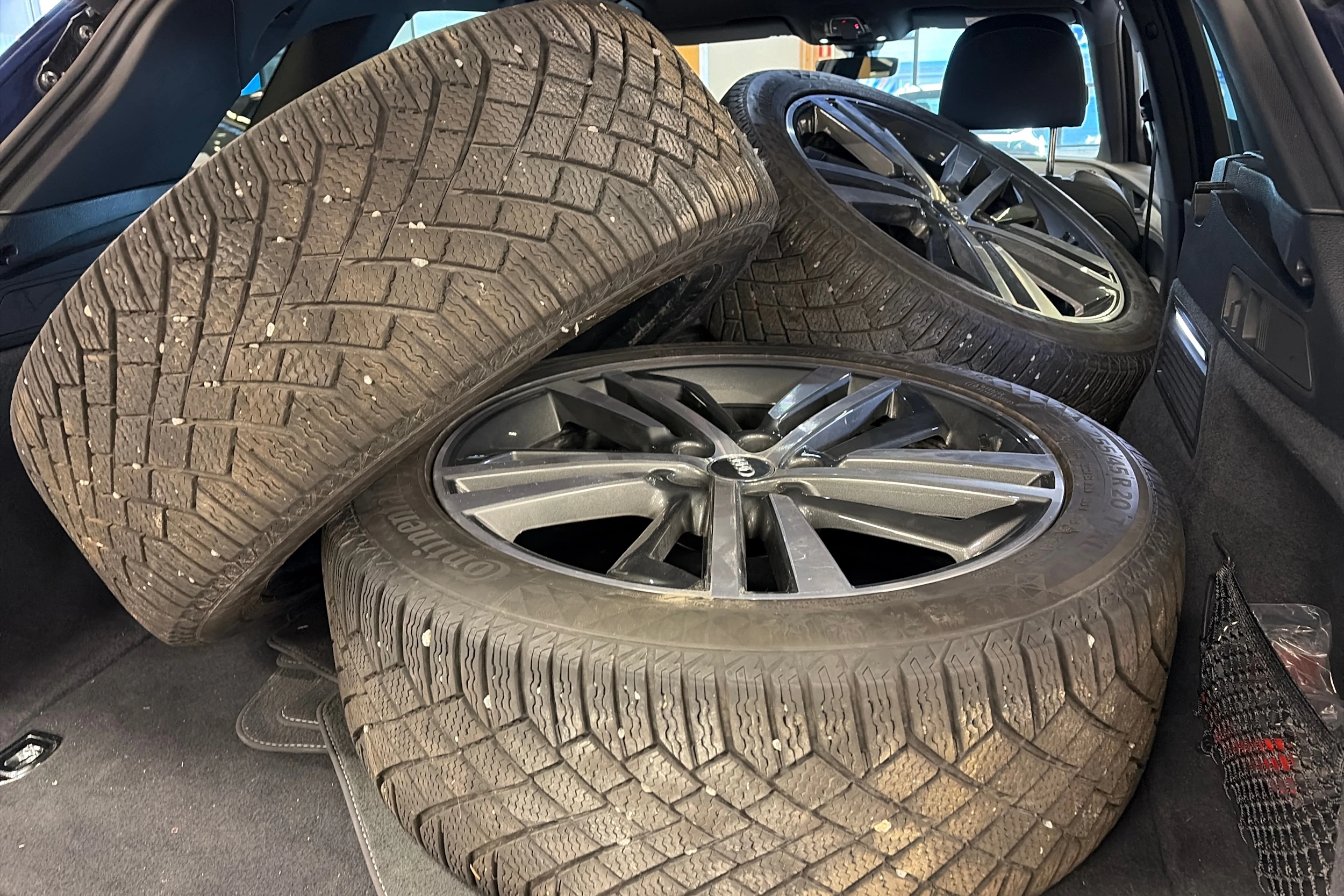 sininen Audi Q5 2021 kuva 6.