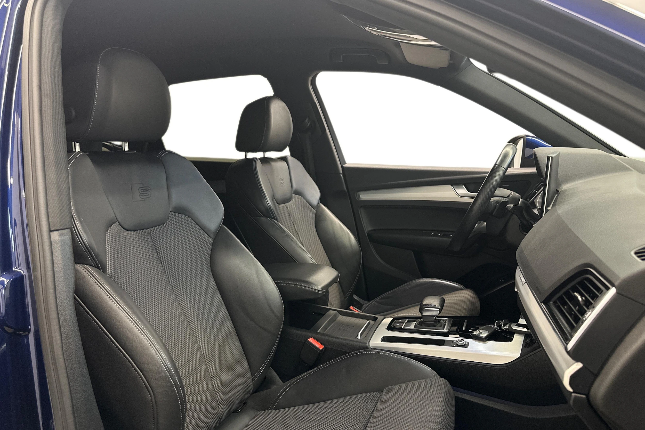 sininen Audi Q5 2021 kuva 7.