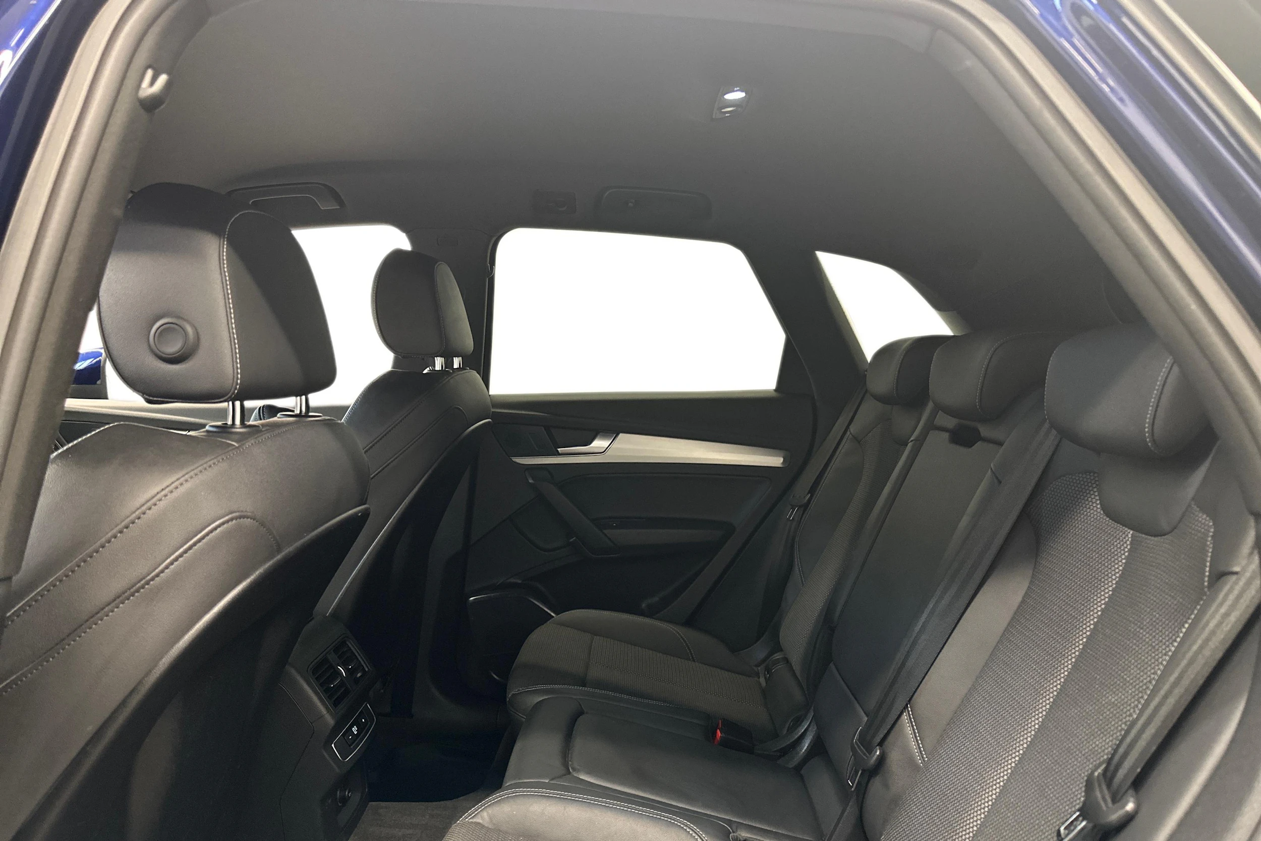 sininen Audi Q5 2021 kuva 8.
