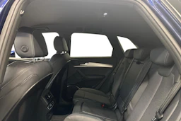sininen Audi Q5 2021 kuva 8.