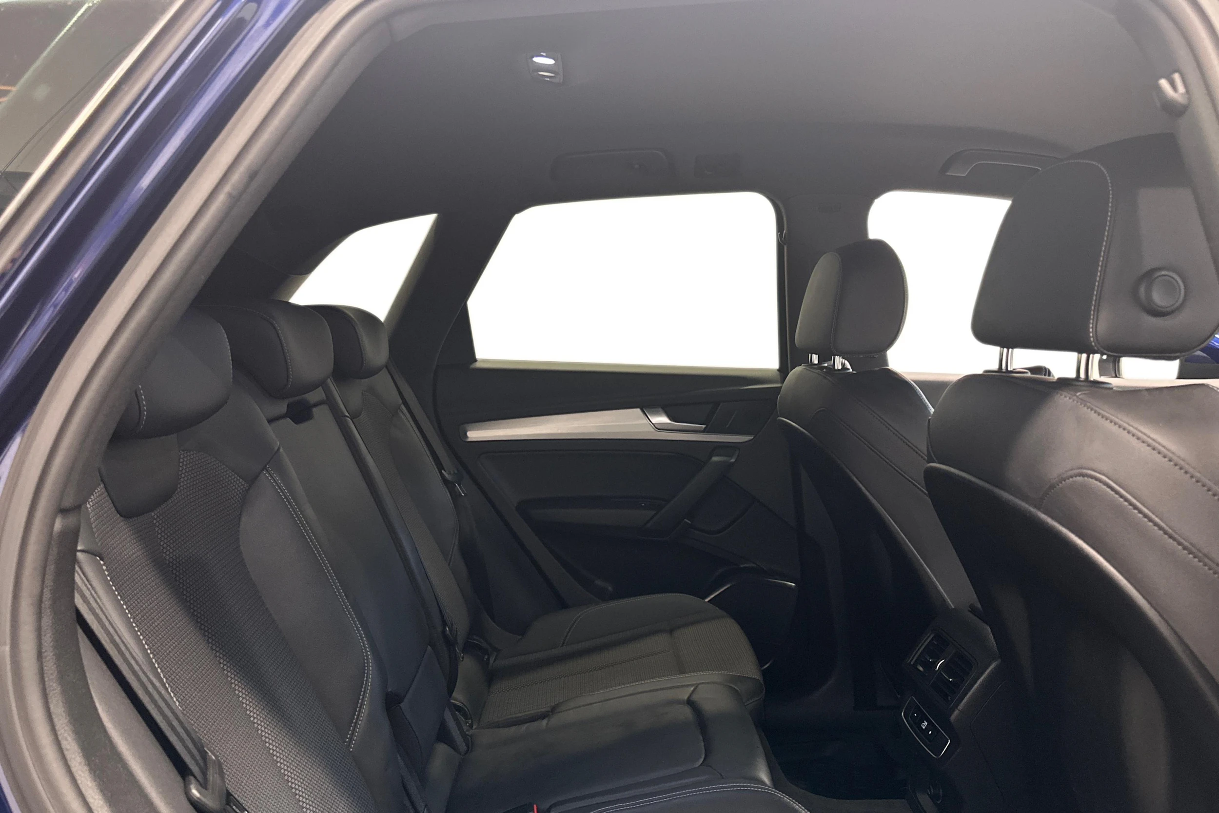 sininen Audi Q5 2021 kuva 9.