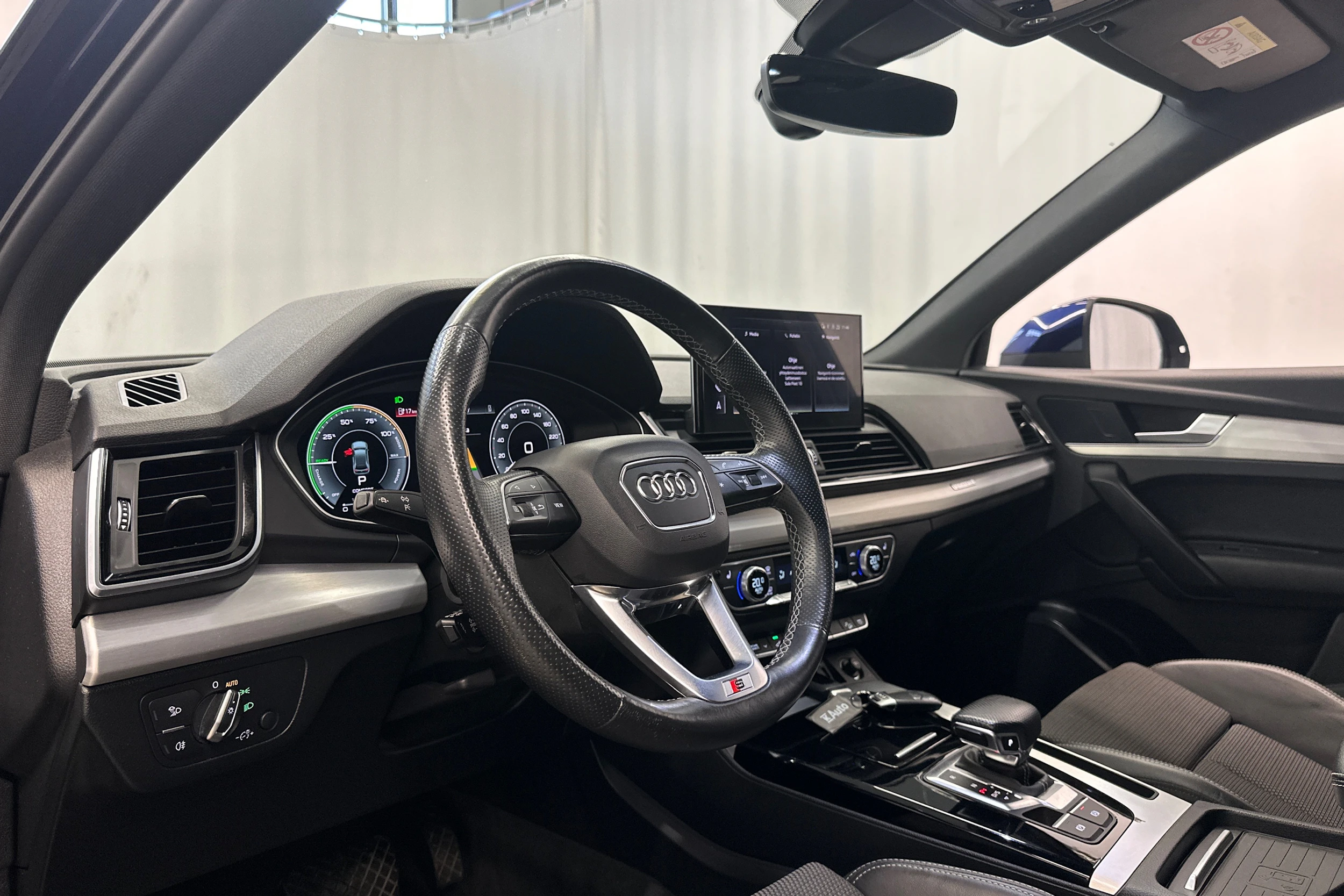 sininen Audi Q5 2021 kuva 10.
