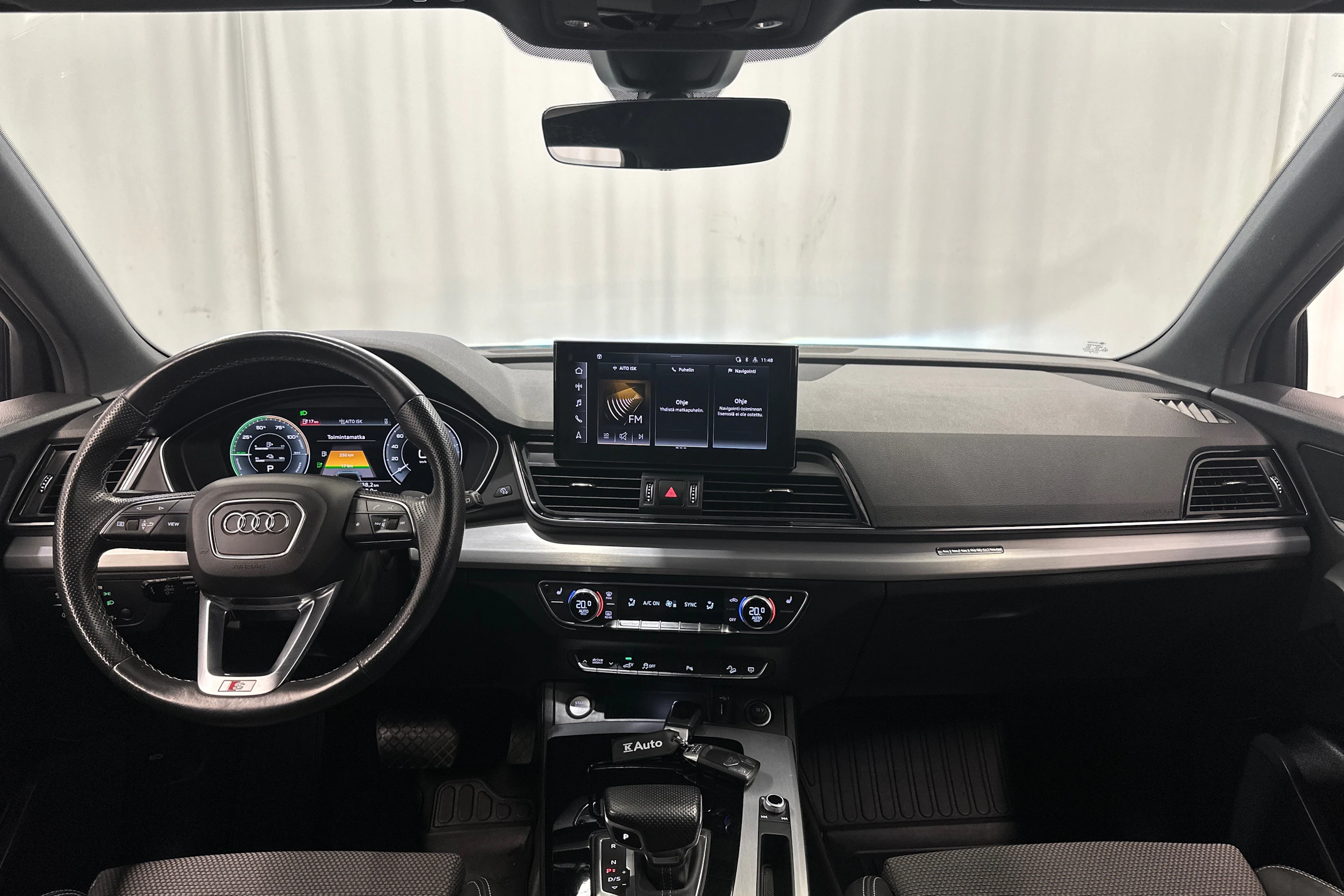 sininen Audi Q5 2021 kuva 11.