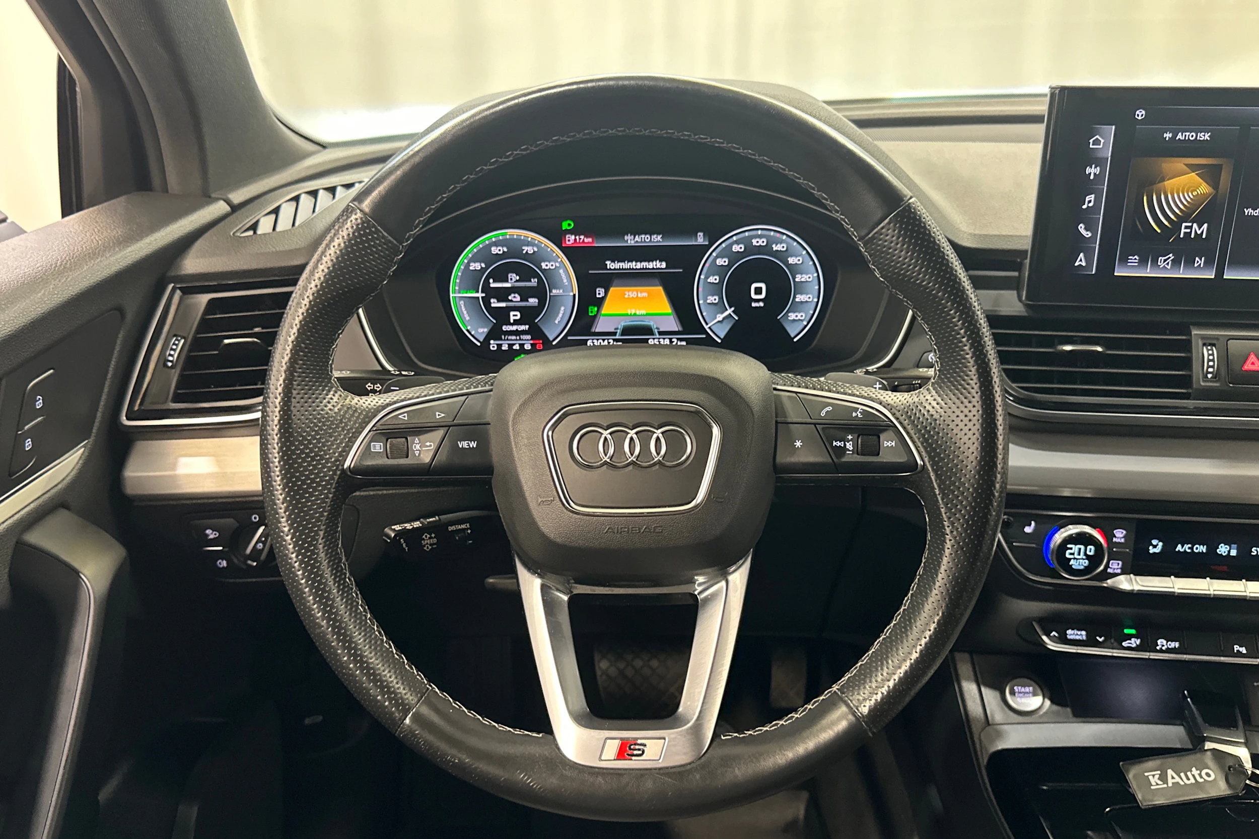 sininen Audi Q5 2021 kuva 12.