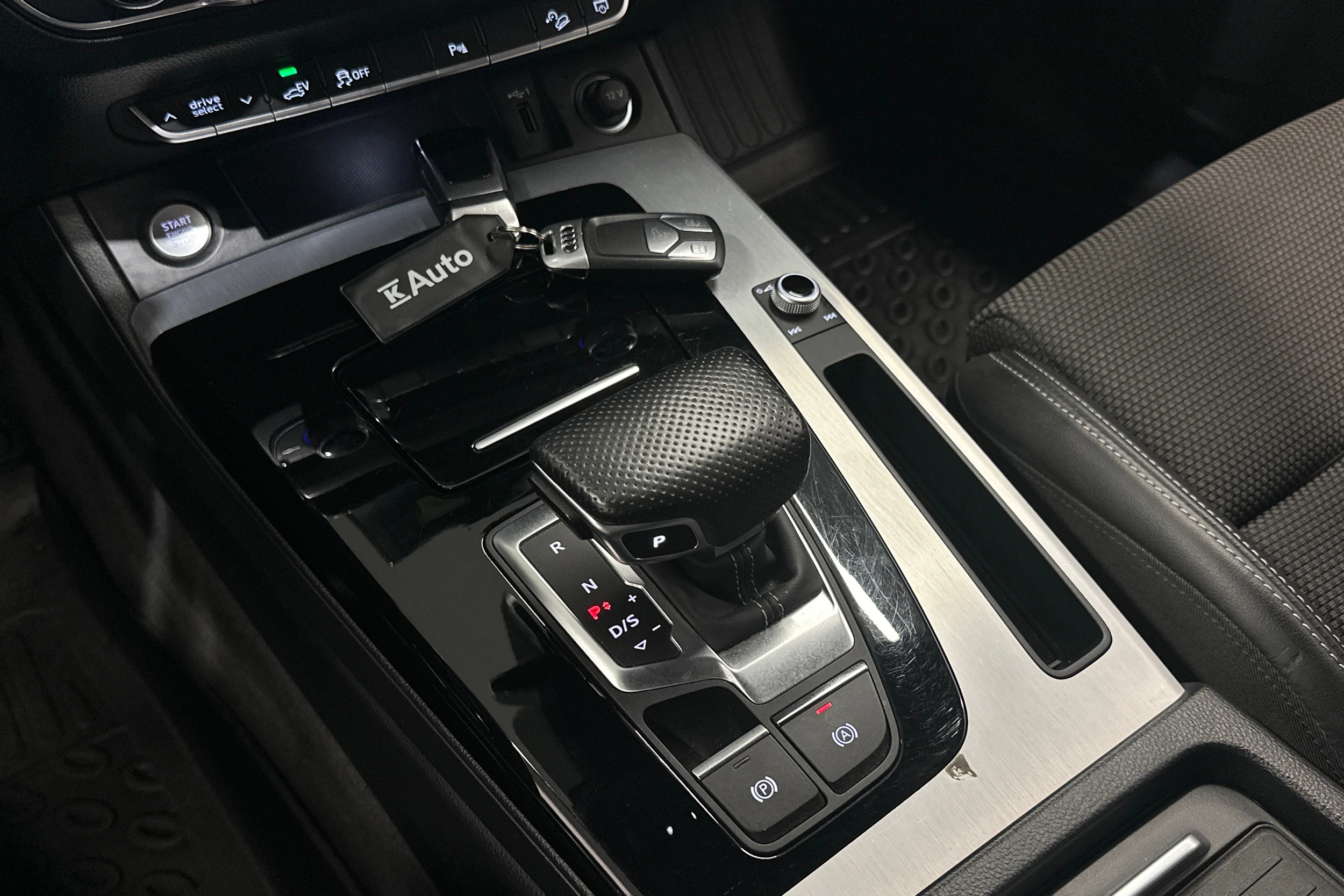 sininen Audi Q5 2021 kuva 16.