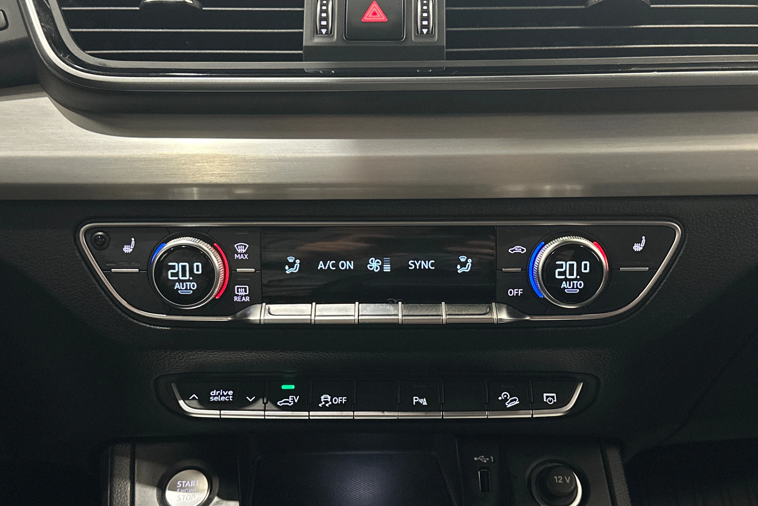 sininen Audi Q5 2021 kuva 17.