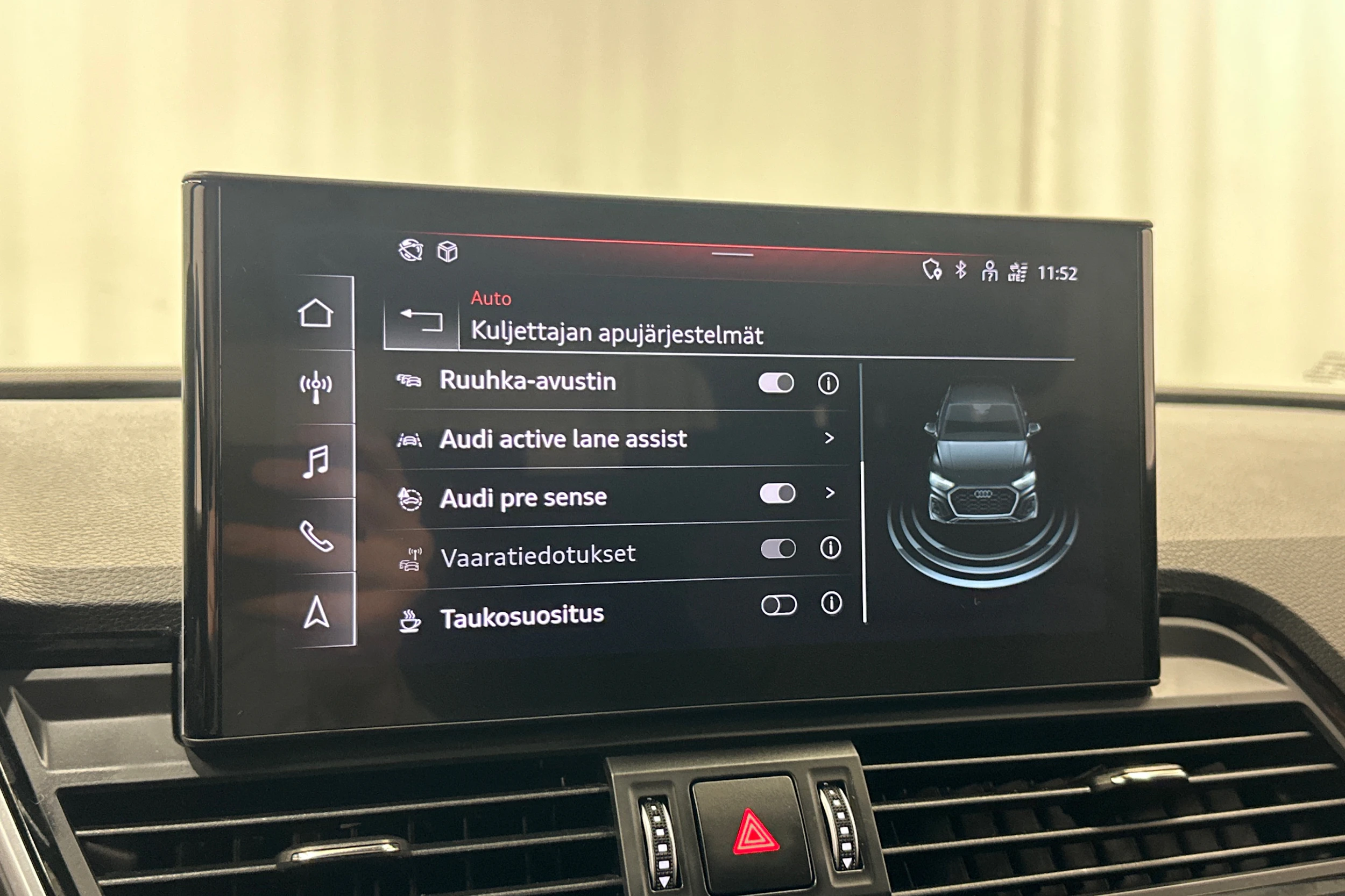 sininen Audi Q5 2021 kuva 22.