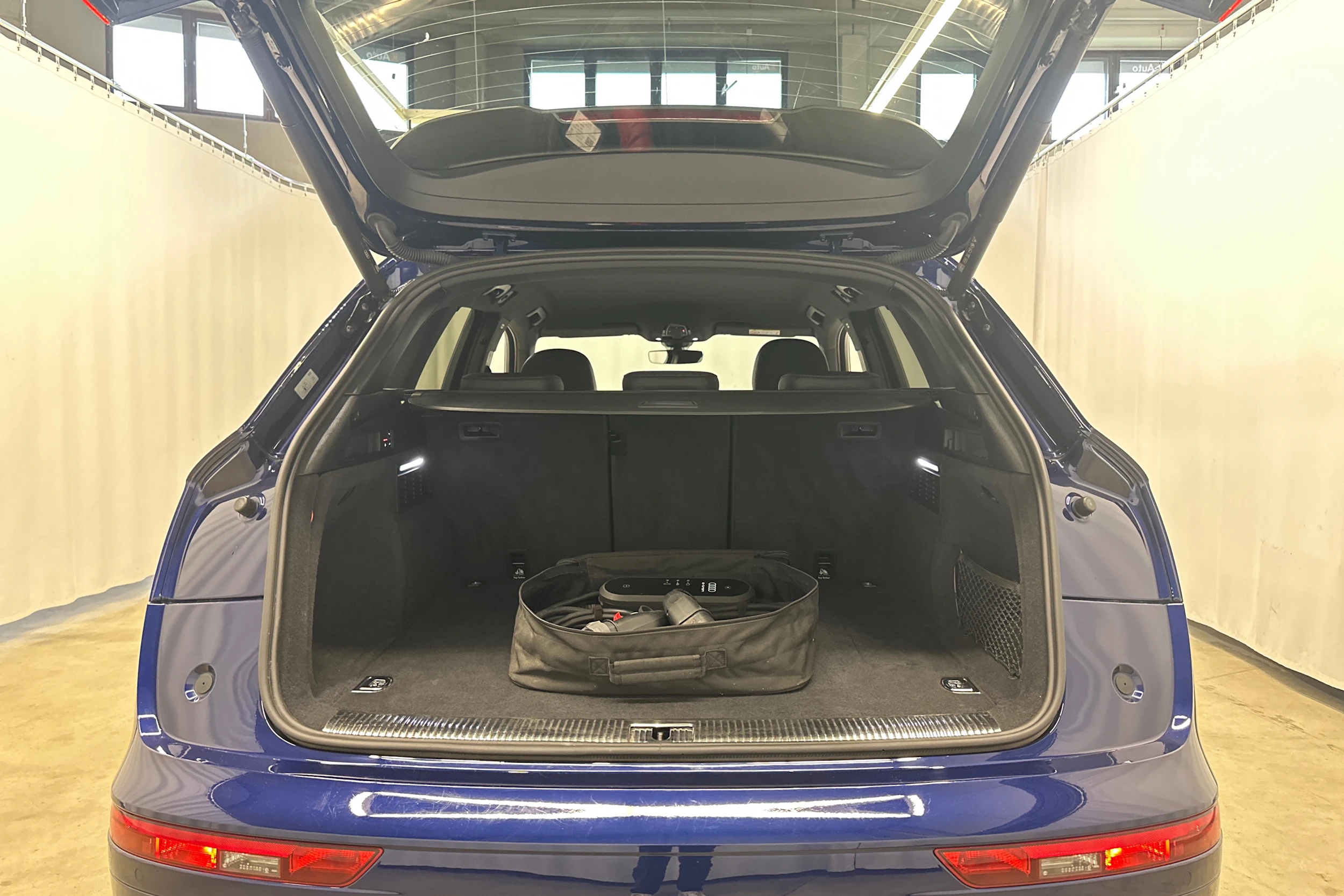 sininen Audi Q5 2021 kuva 28.