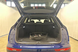 sininen Audi Q5 2021 kuva 28.