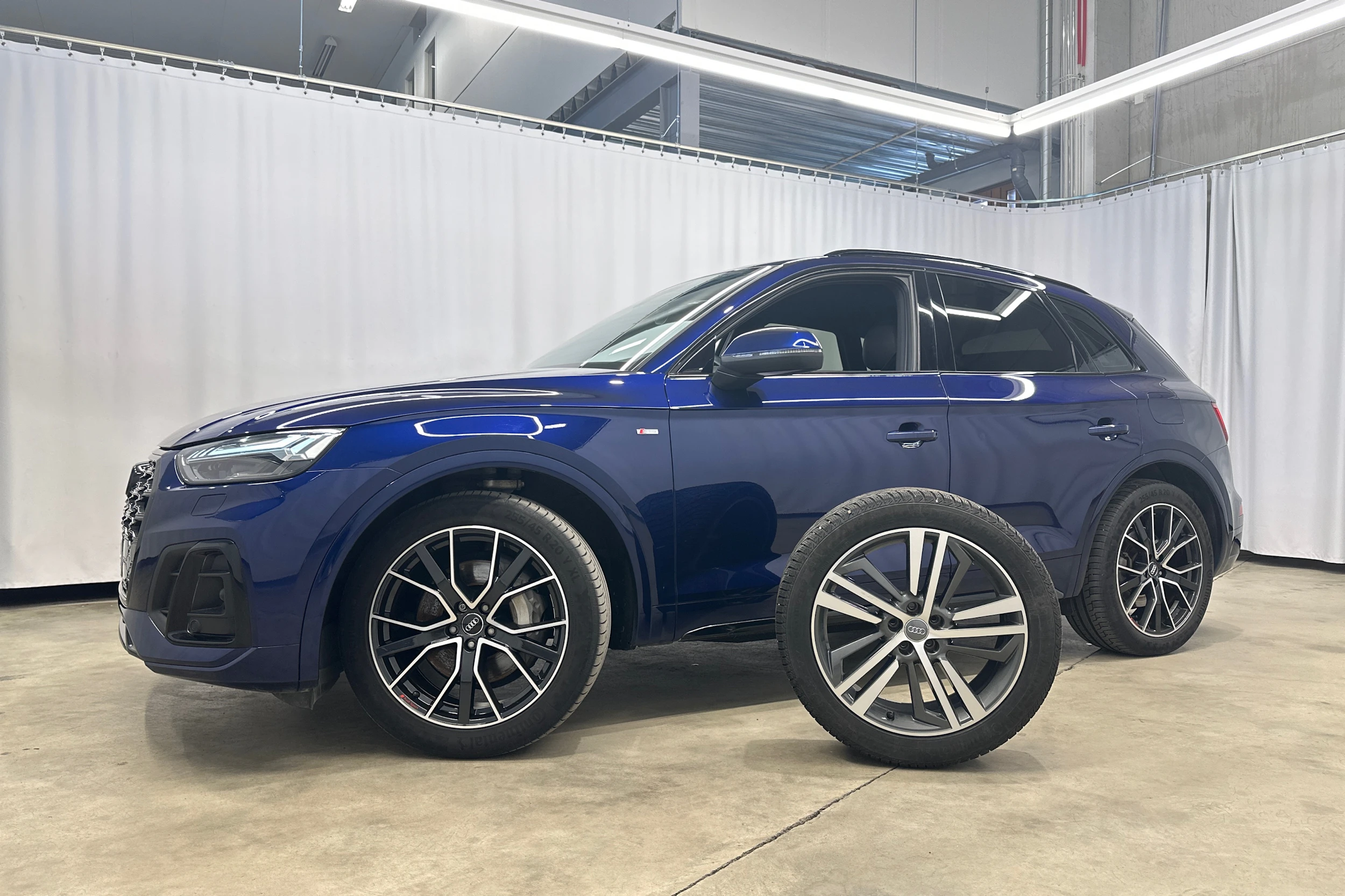 sininen Audi Q5 2021 kuva 33.