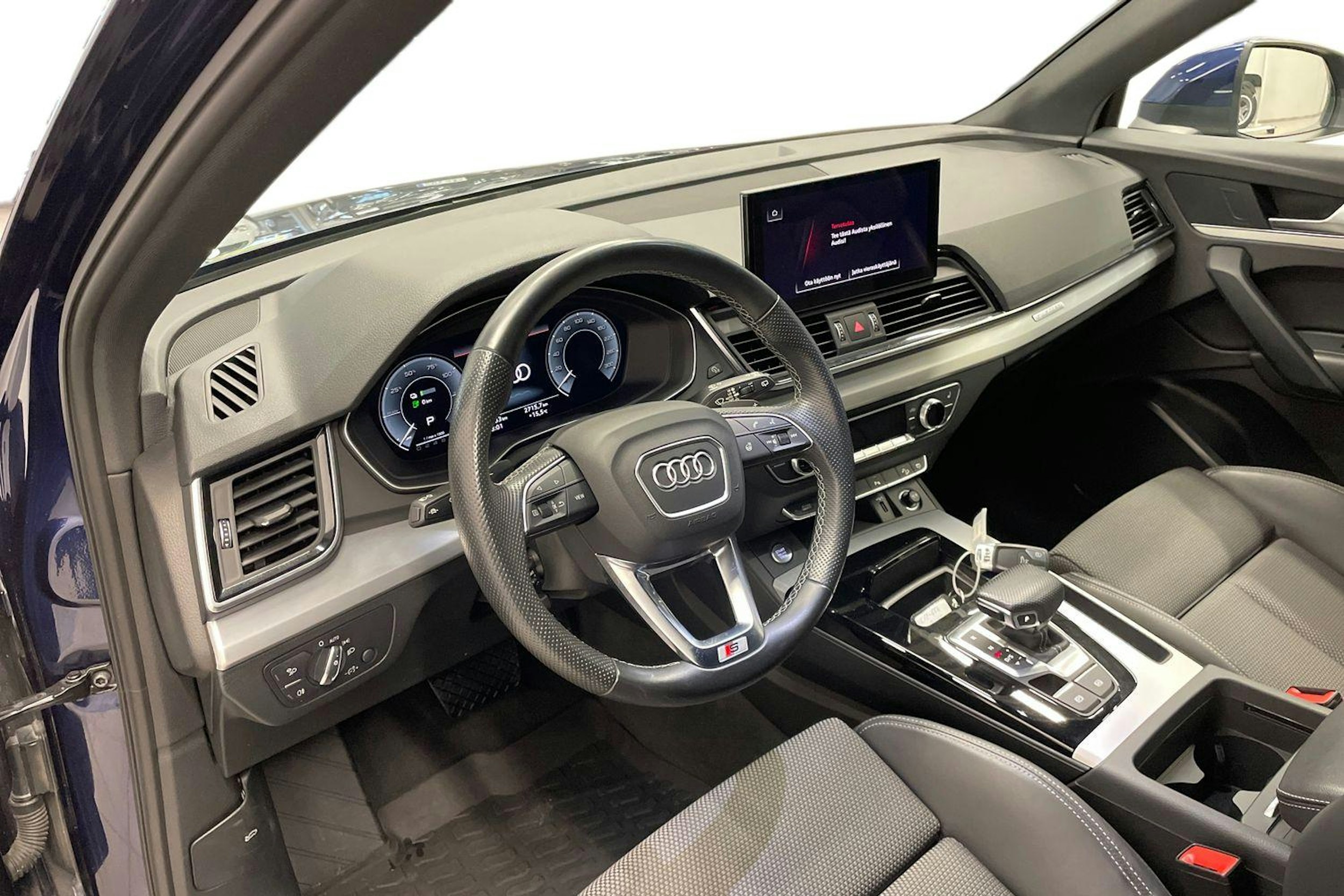 sininen Audi Q5 2021 kuva 7.
