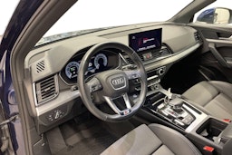 sininen Audi Q5 2021 kuva 7.